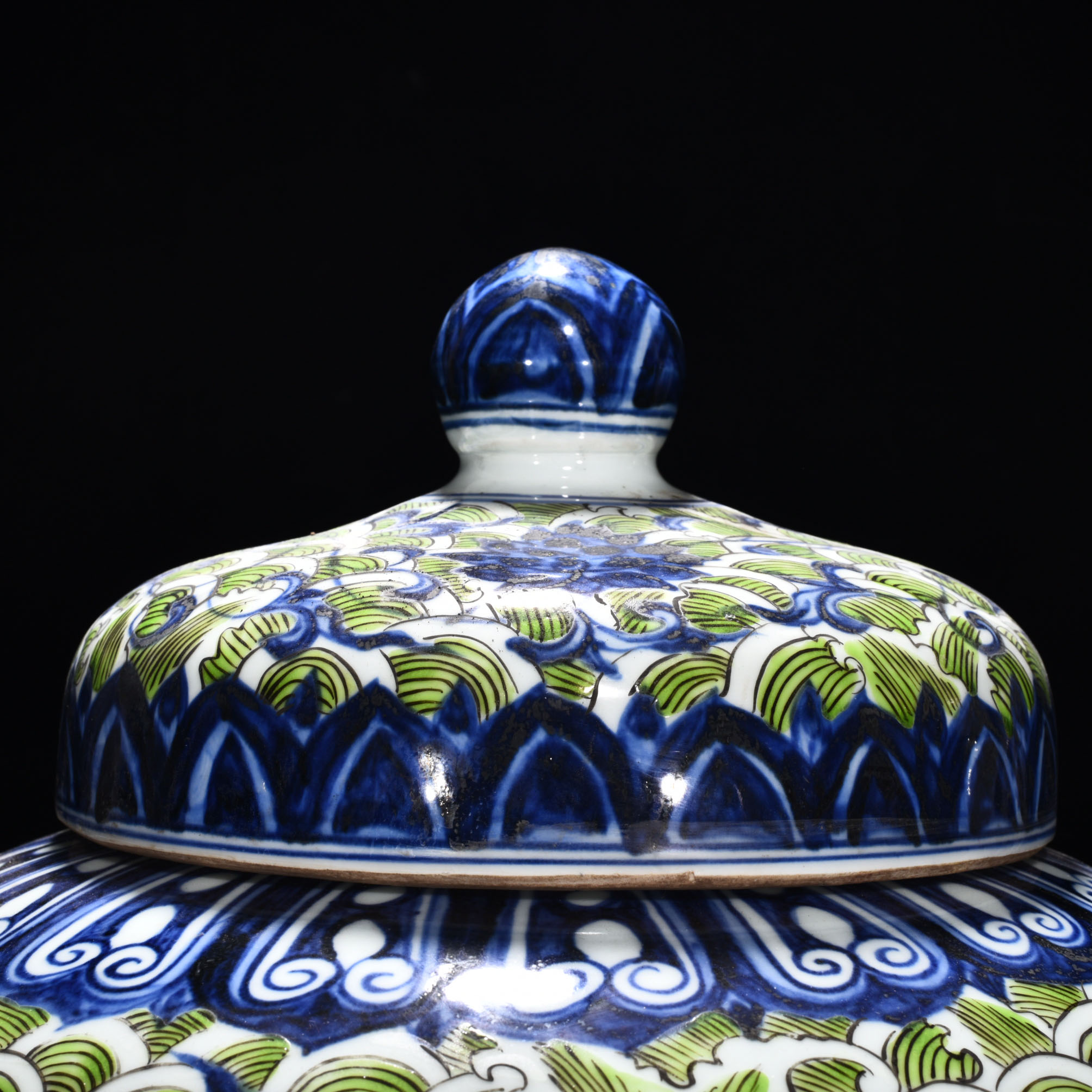 Ming Dynasty Xuande blue and white green lid jar