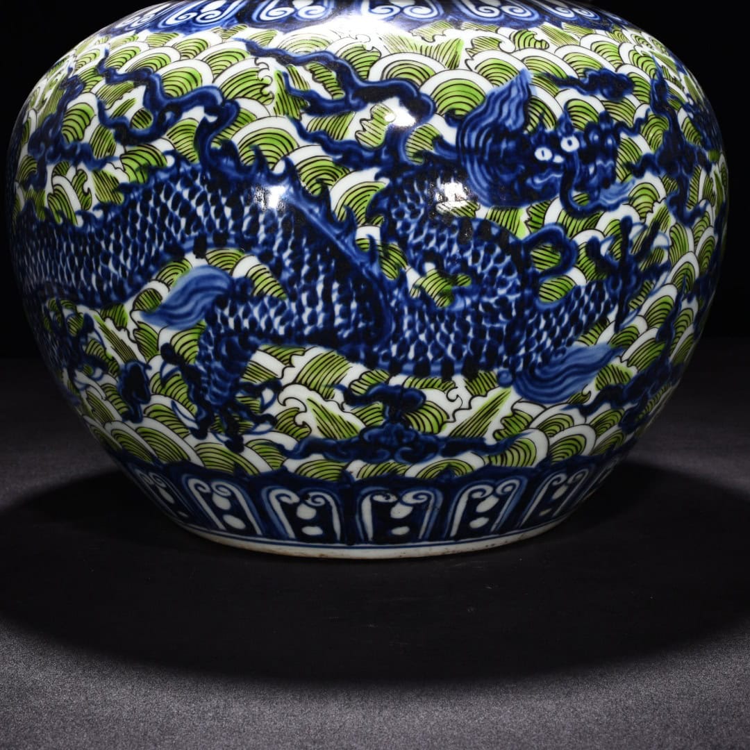 Ming Dynasty Xuande blue and white green lid jar