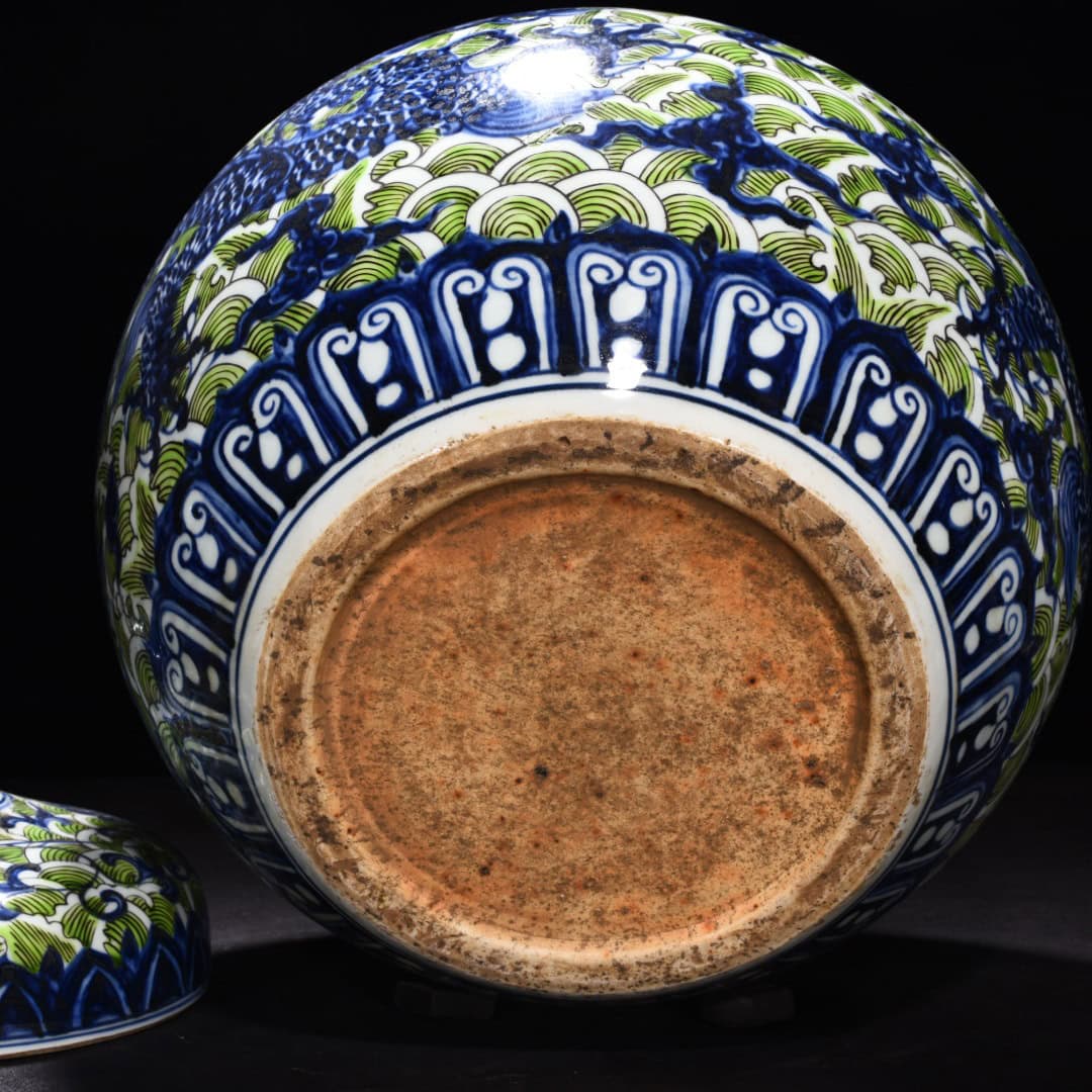 Ming Dynasty Xuande blue and white green lid jar
