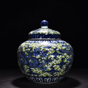 Ming Dynasty Xuande blue and white dragon pattern lid jar