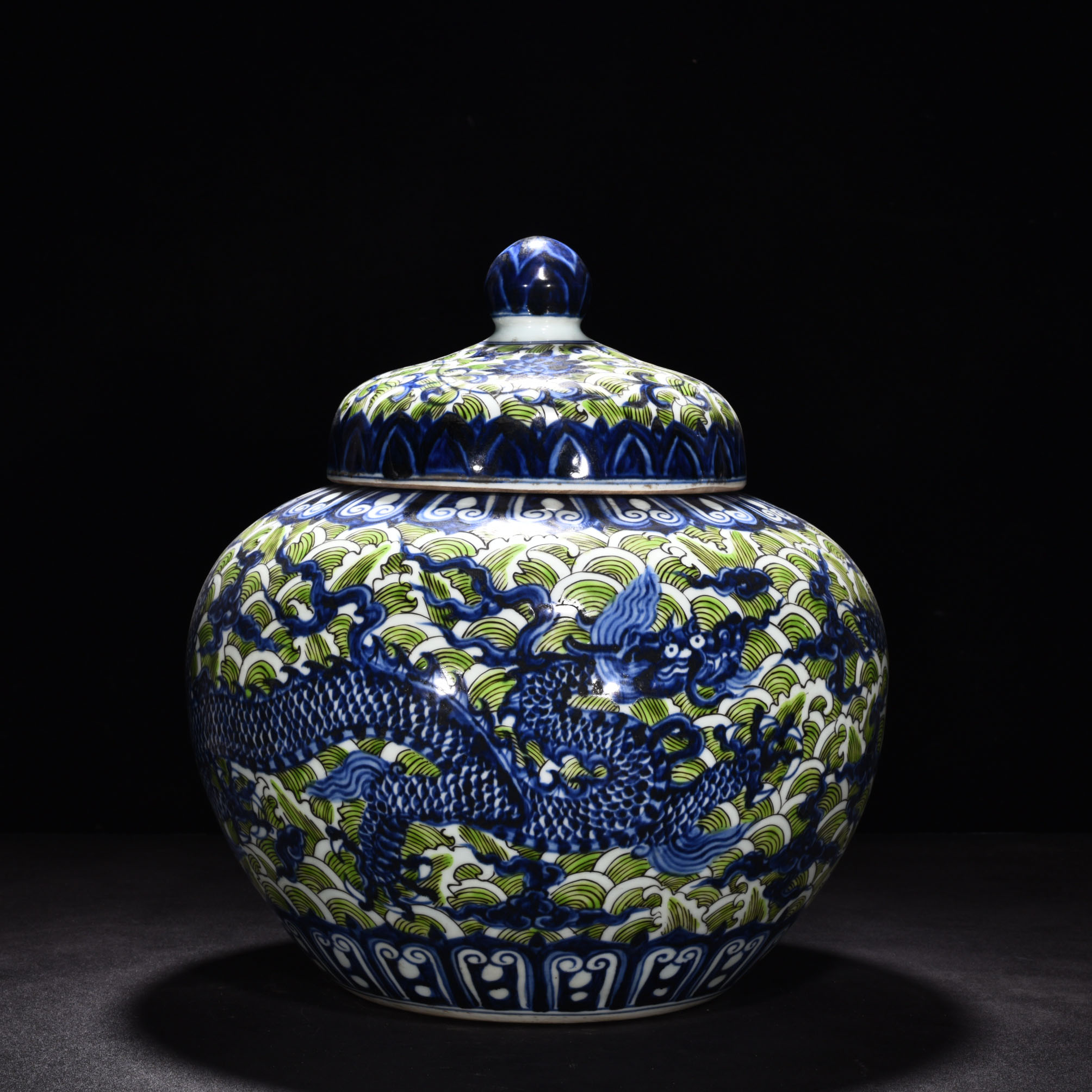 Ming Dynasty Xuande blue and white dragon pattern lid jar