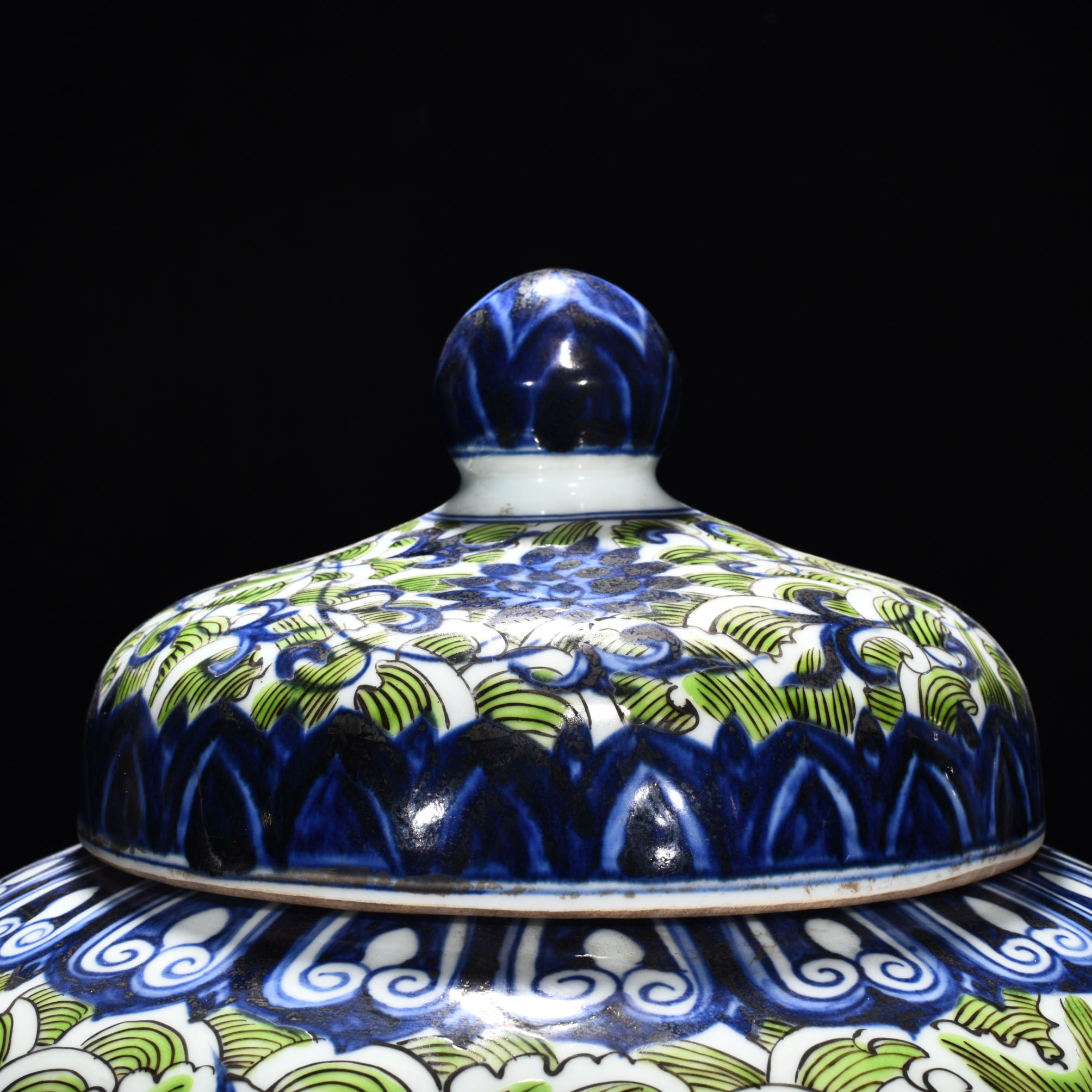 Ming Dynasty Xuande blue and white dragon pattern lid jar