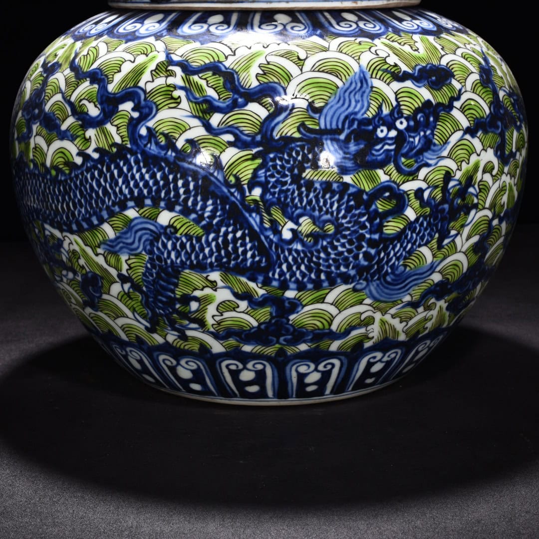 Ming Dynasty Xuande blue and white dragon pattern lid jar