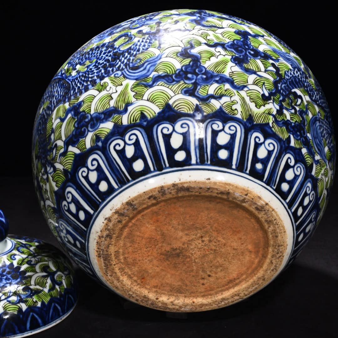 Ming Dynasty Xuande blue and white dragon pattern lid jar