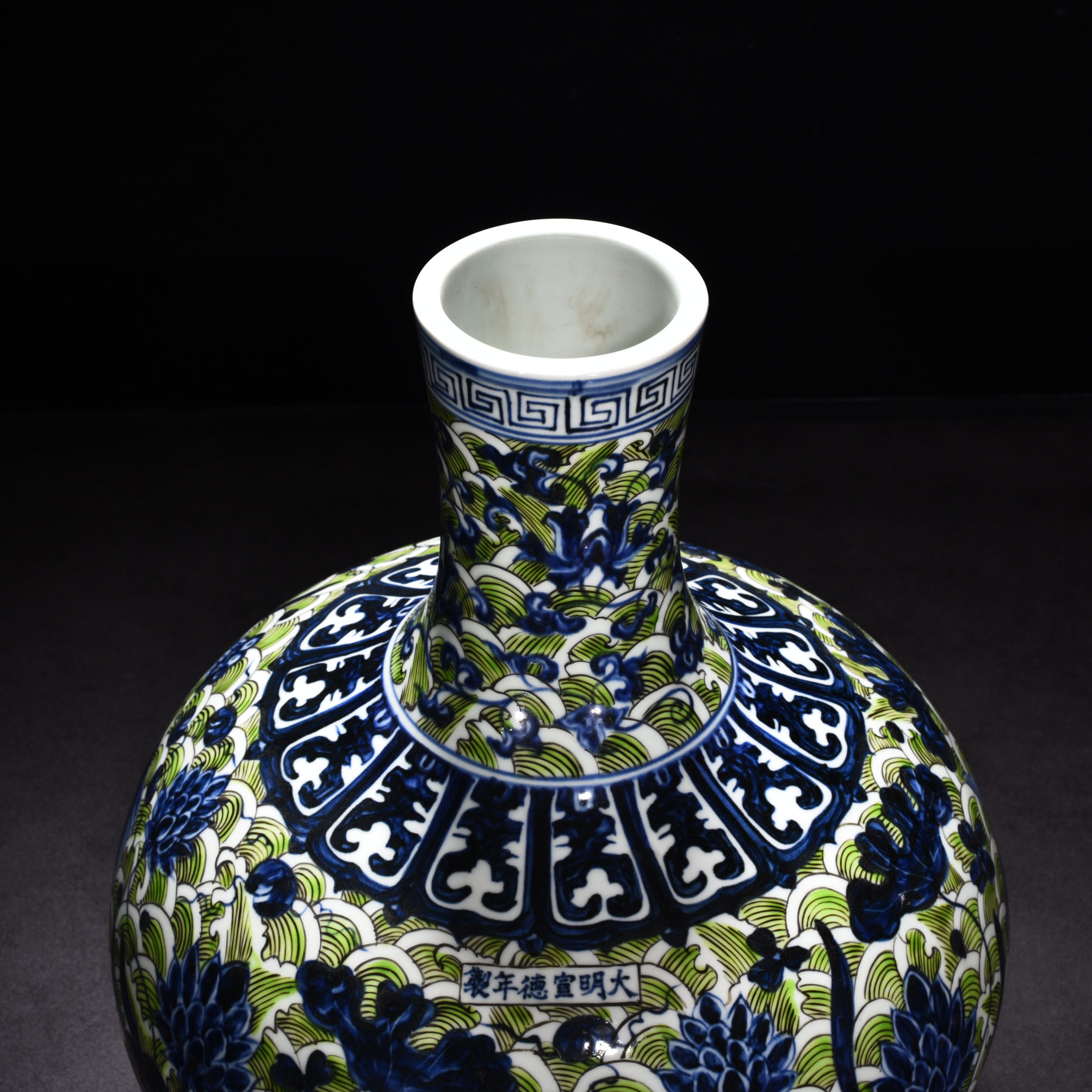 Ming Dynasty Xuande blue and white celestial vase