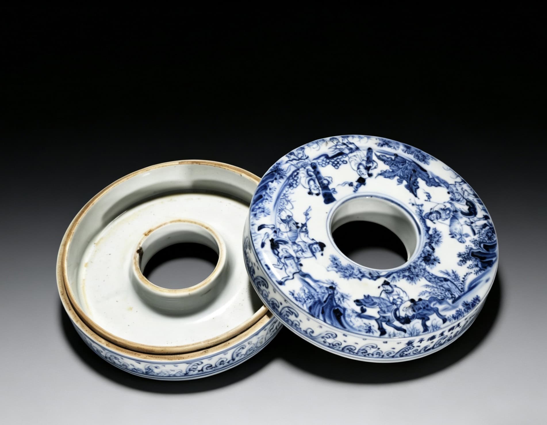 Ming dynasty Xuande blue and white zodiac bead box
