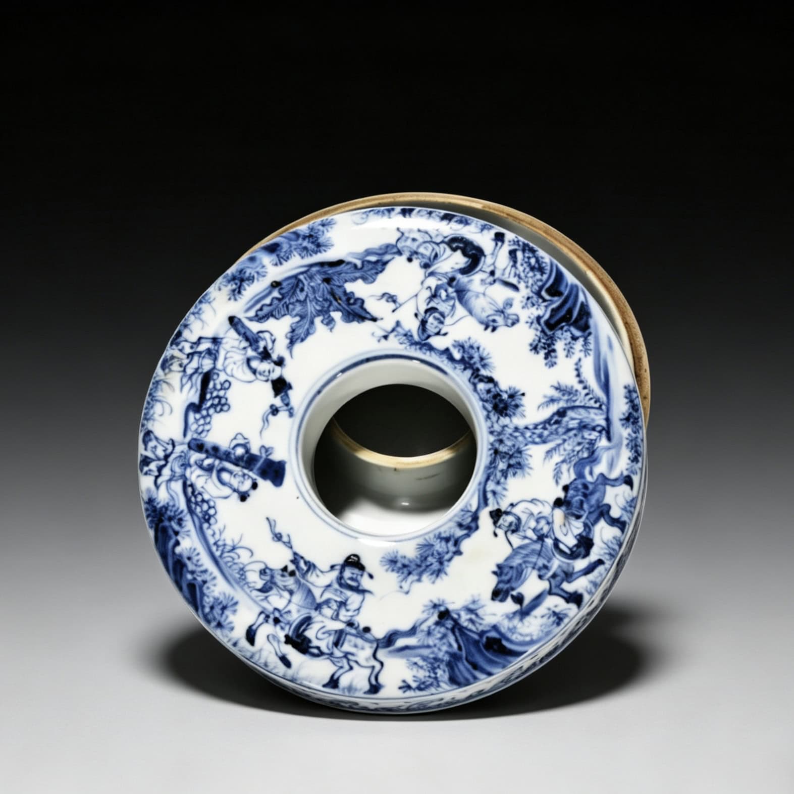 Ming dynasty Xuande blue and white zodiac bead box