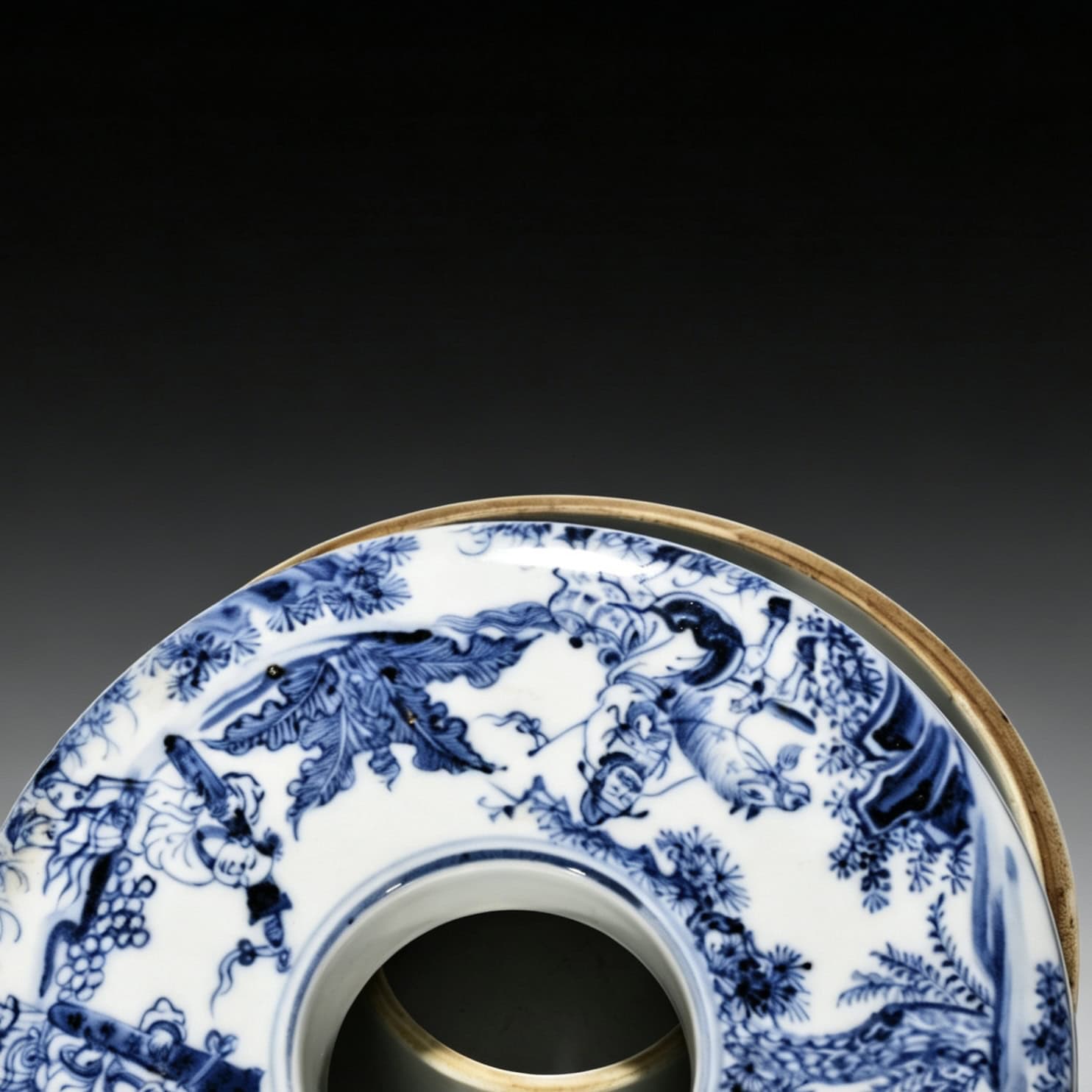 Ming dynasty Xuande blue and white zodiac bead box