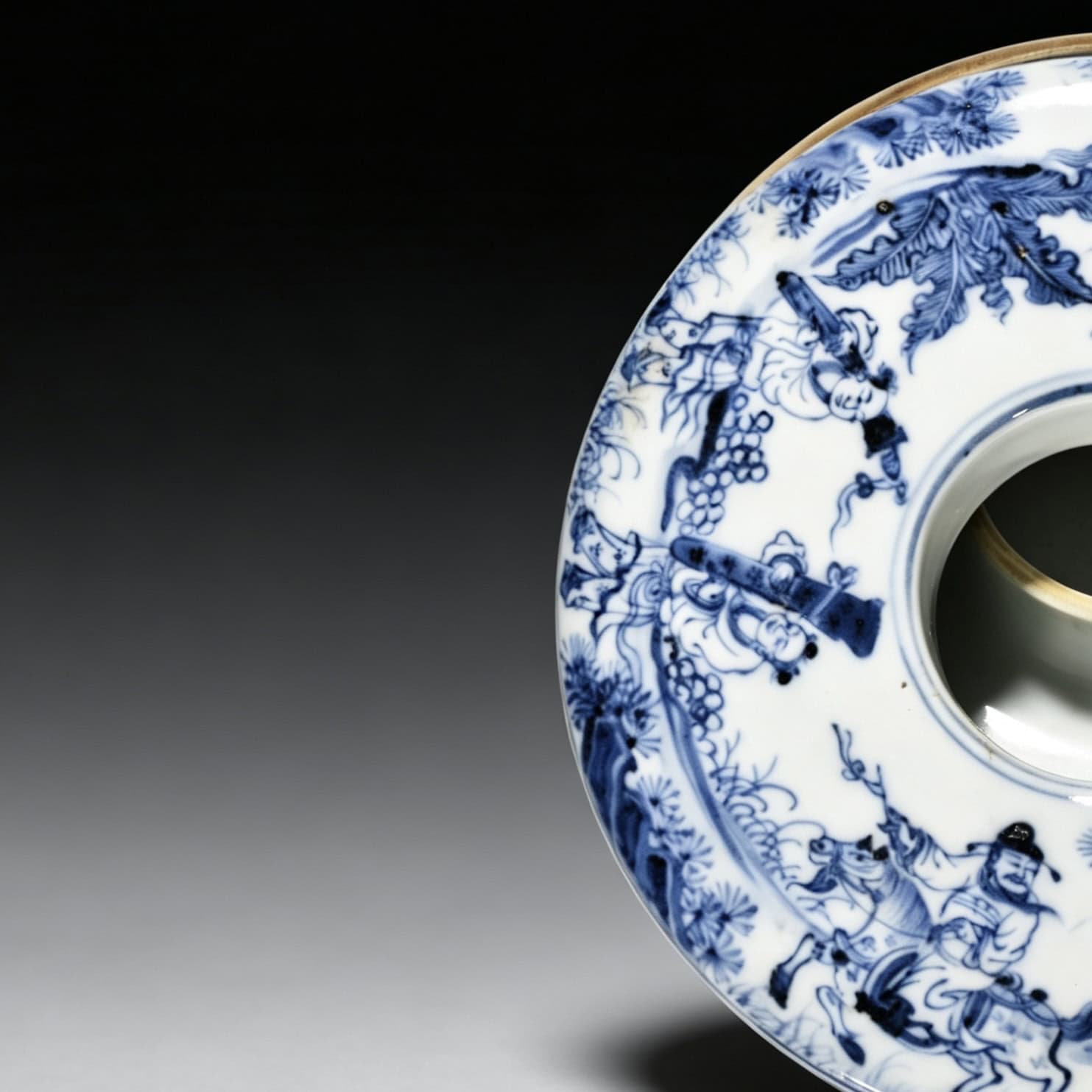 Ming dynasty Xuande blue and white zodiac bead box