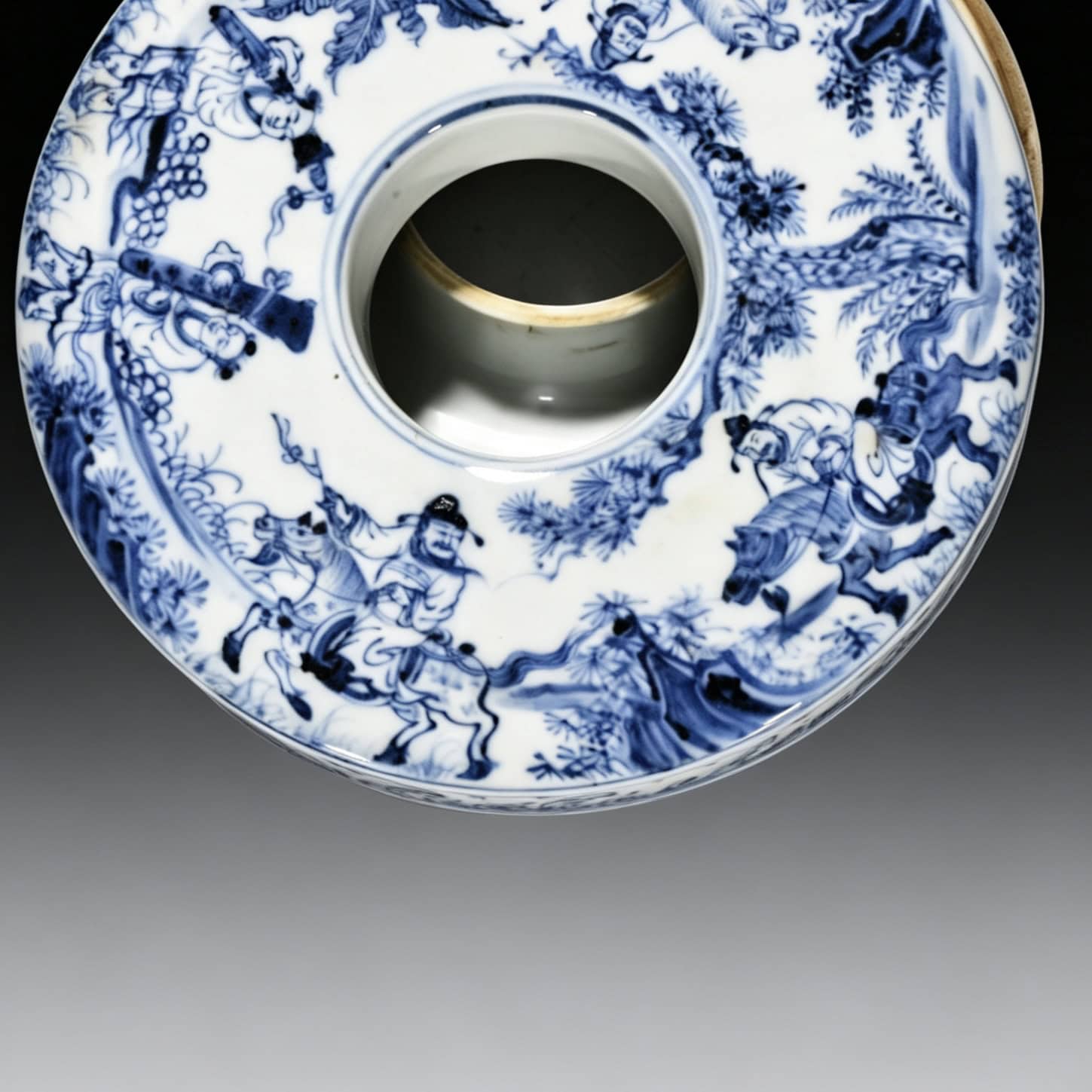Ming dynasty Xuande blue and white zodiac bead box