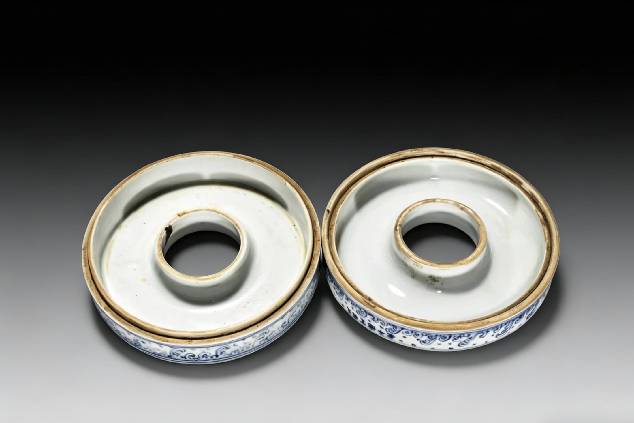 Ming dynasty Xuande blue and white zodiac bead box