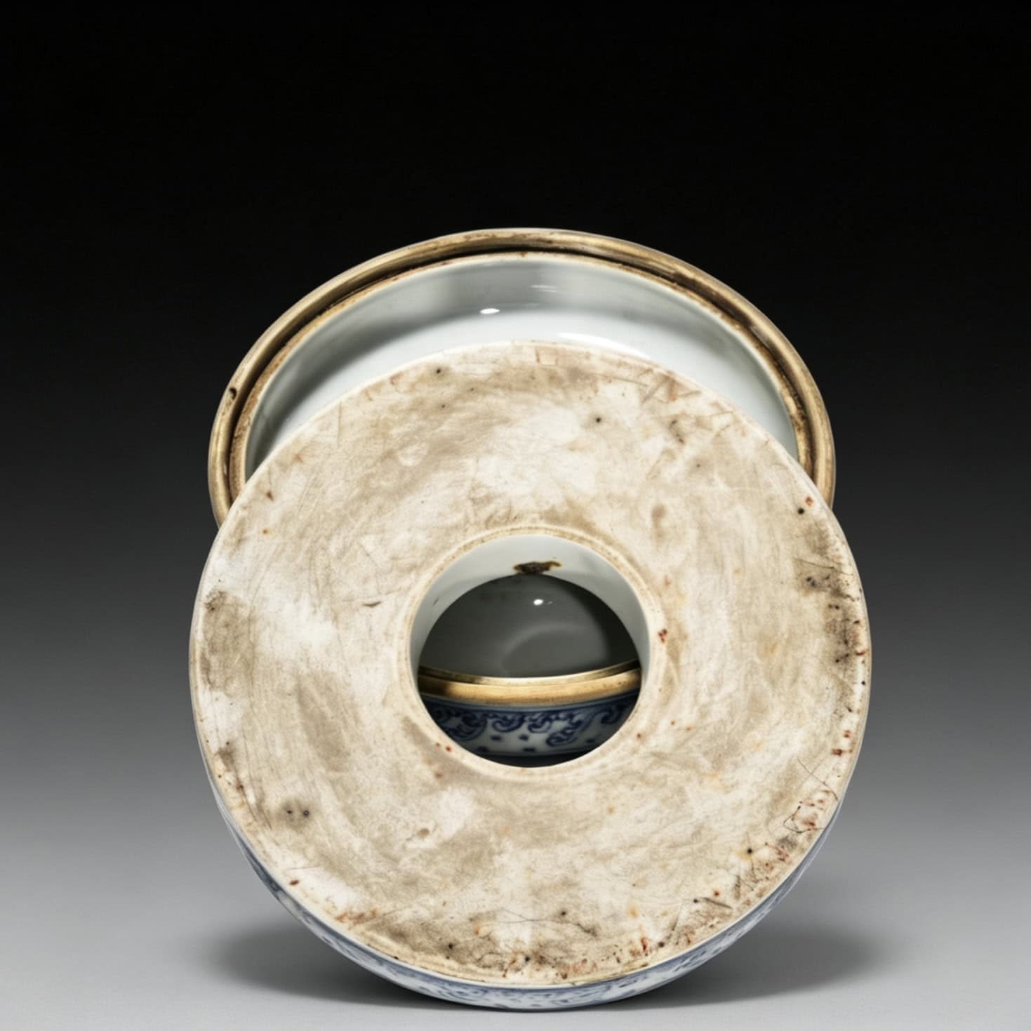 Ming dynasty Xuande blue and white zodiac bead box
