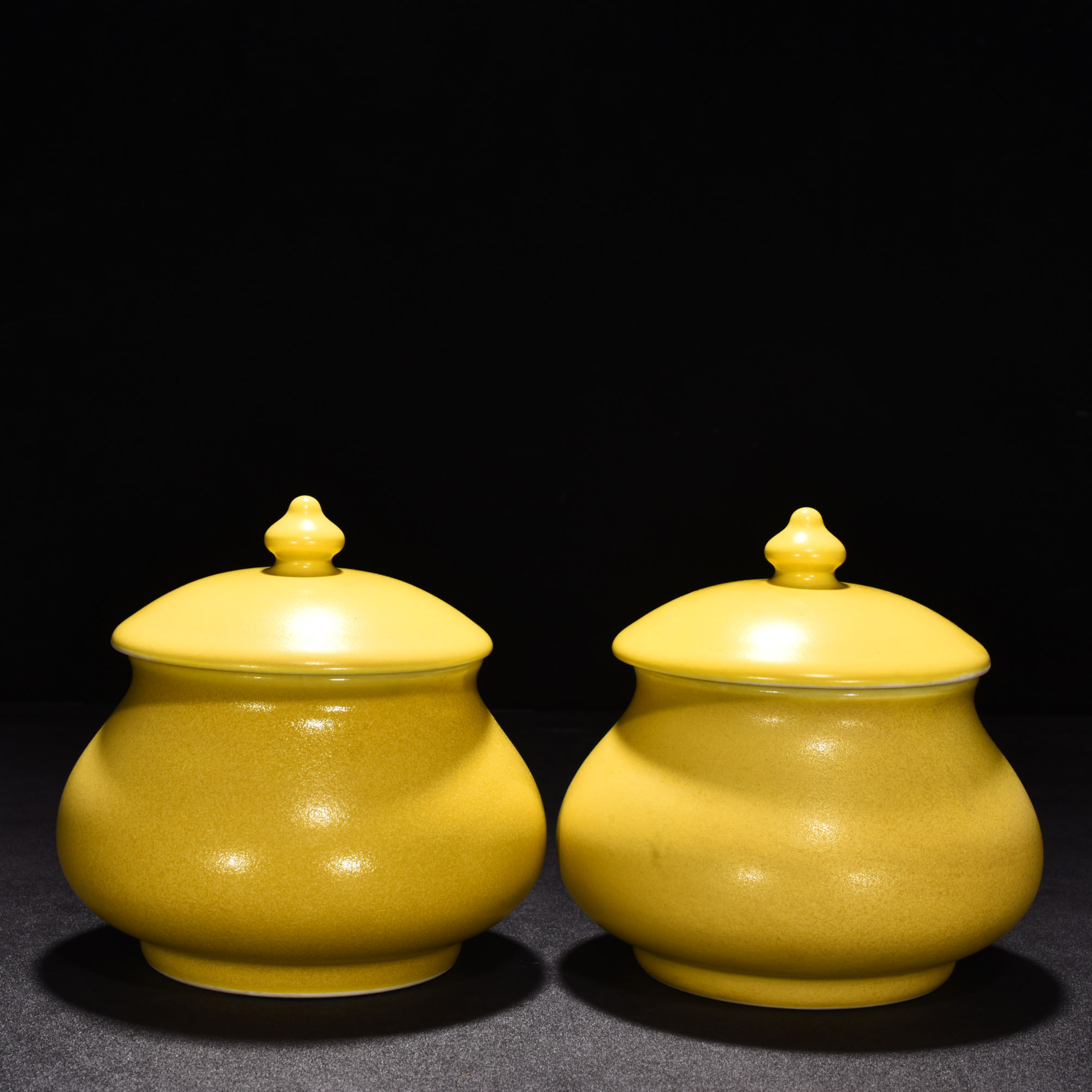 Ming Dynasty Xuande yellow glaze lid jar