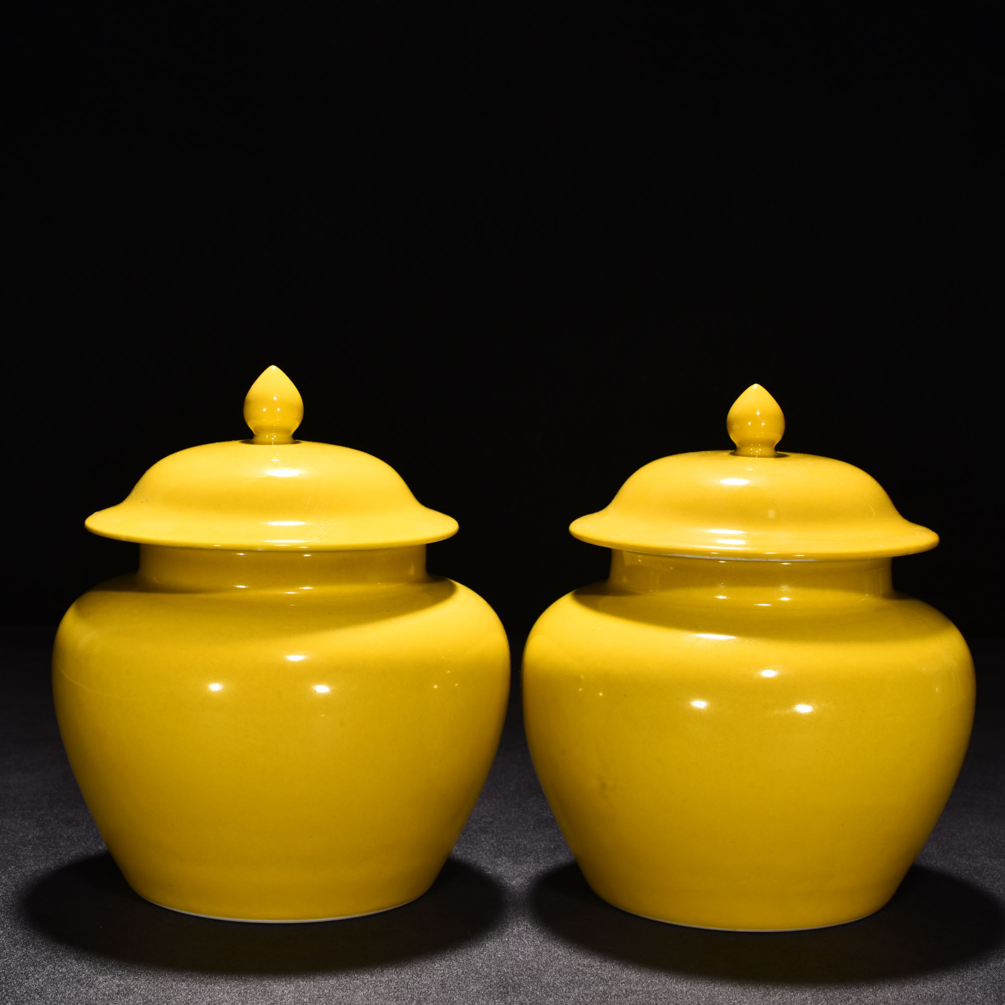 Ming Dynasty Xuande yellow glaze top jar