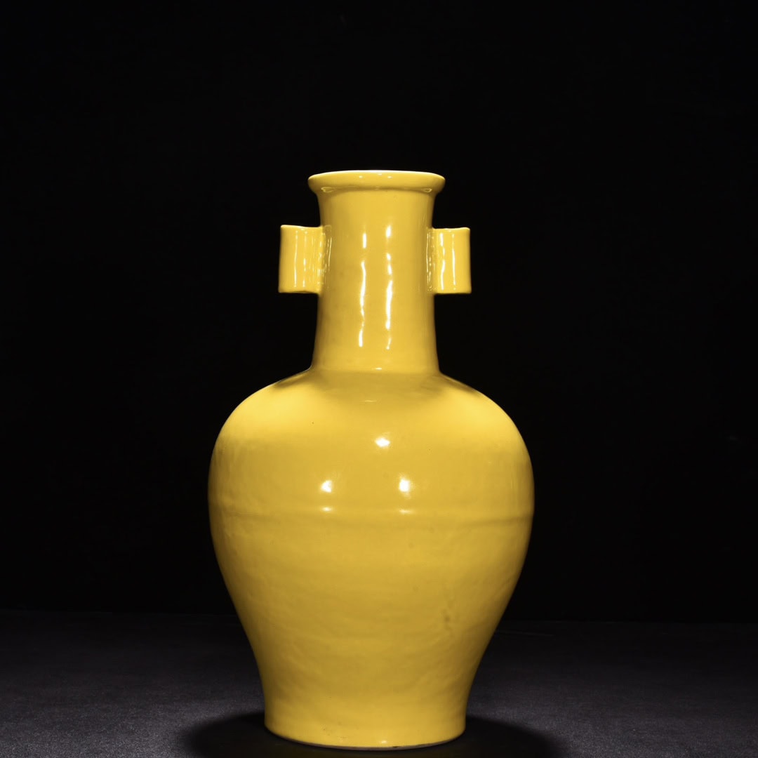 Ming Dynasty Jianwen yellow glaze ear bottle