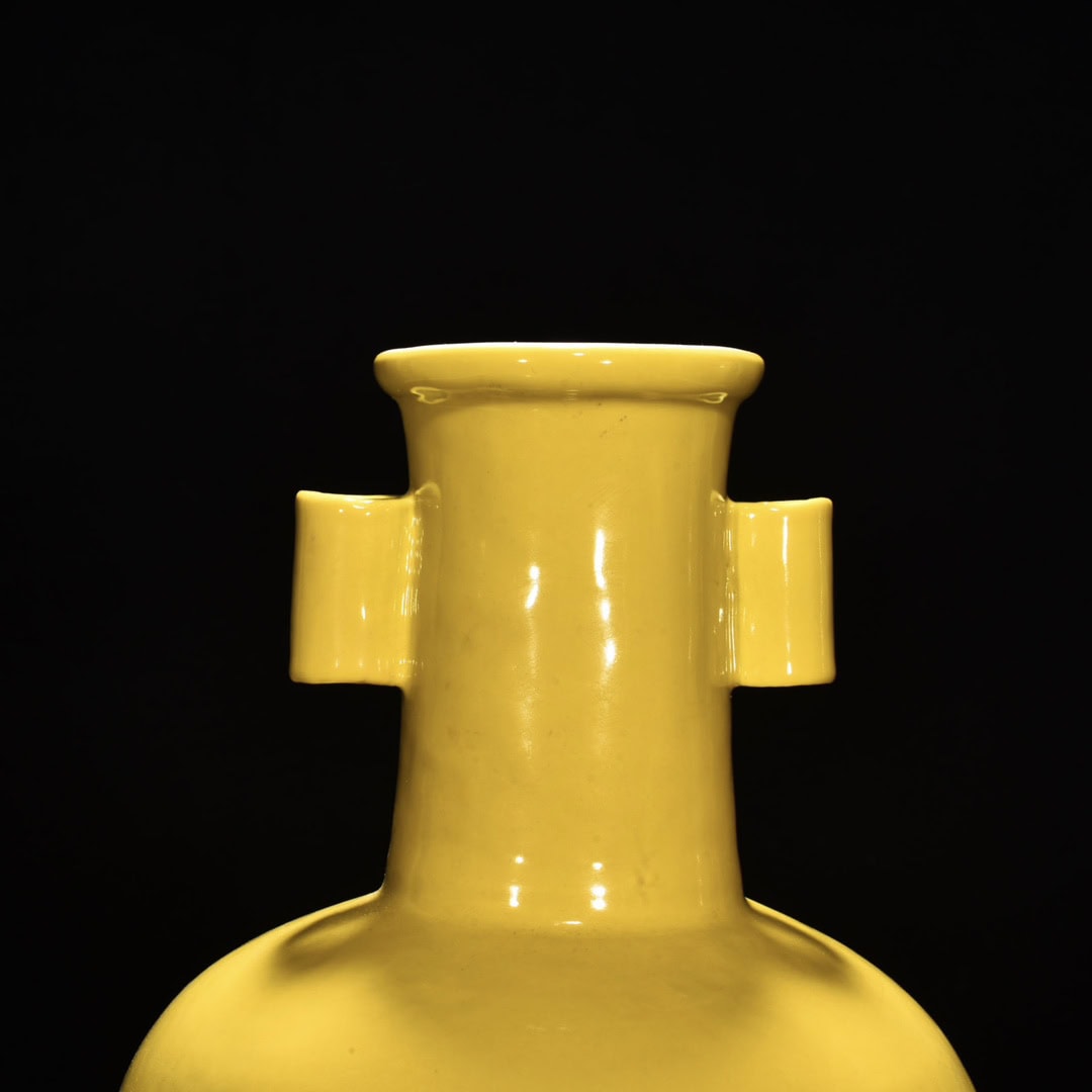 Ming Dynasty Jianwen yellow glaze ear bottle