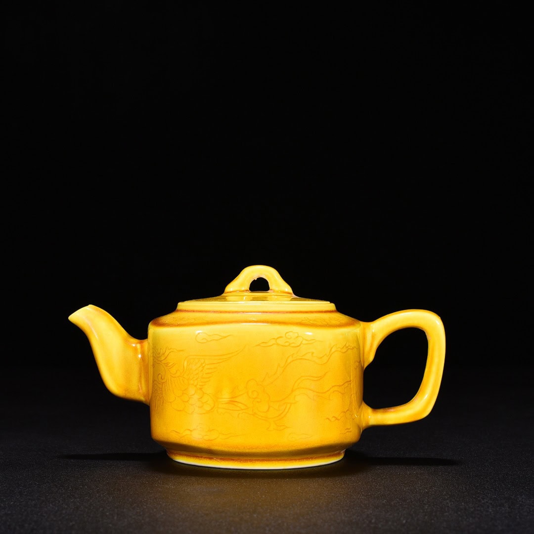 Ming Dynasty Hongzhi jiaoyellow glaze square pot