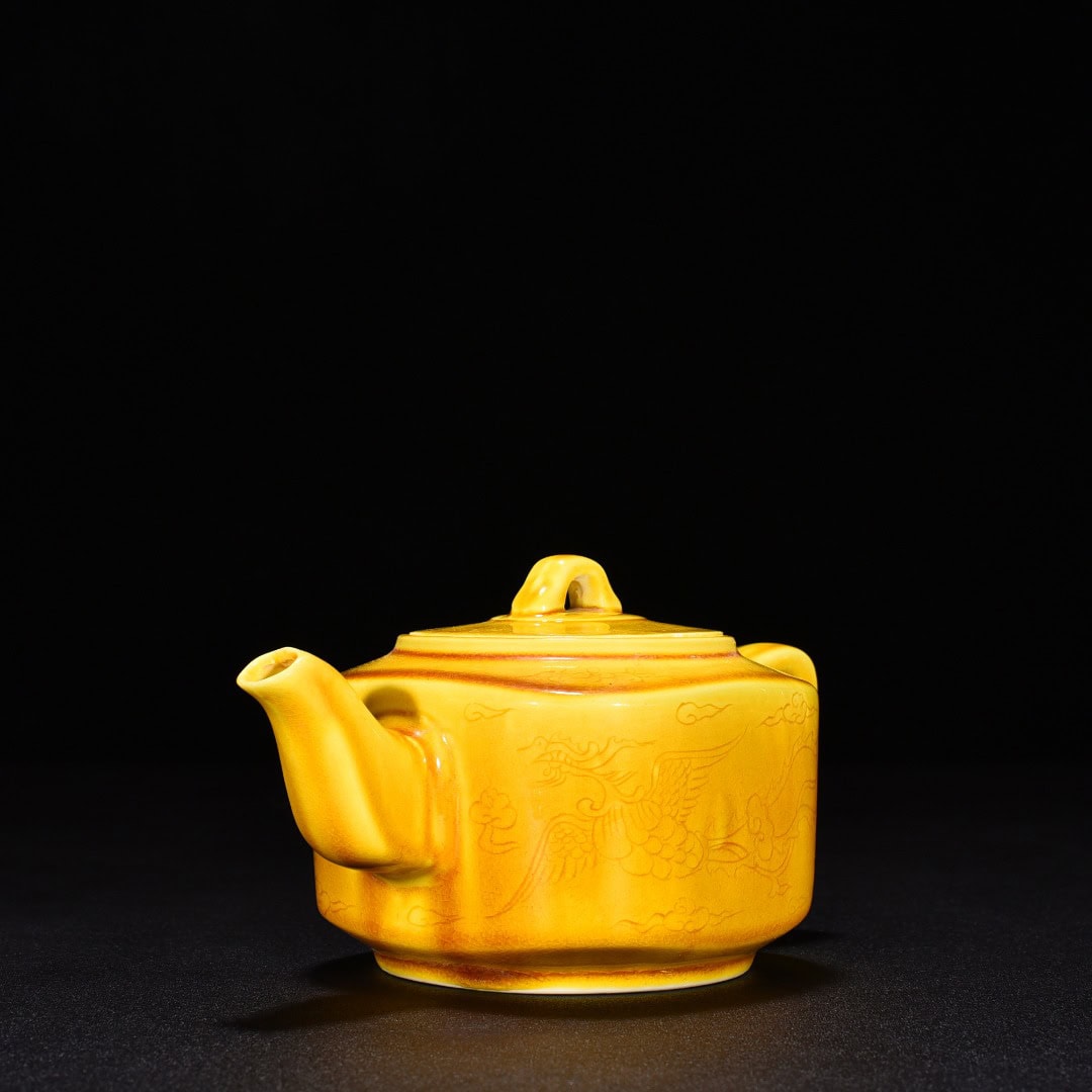 Ming Dynasty Hongzhi jiaoyellow glaze square pot