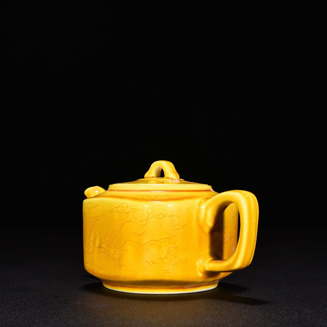 Ming Dynasty Hongzhi jiaoyellow glaze square pot