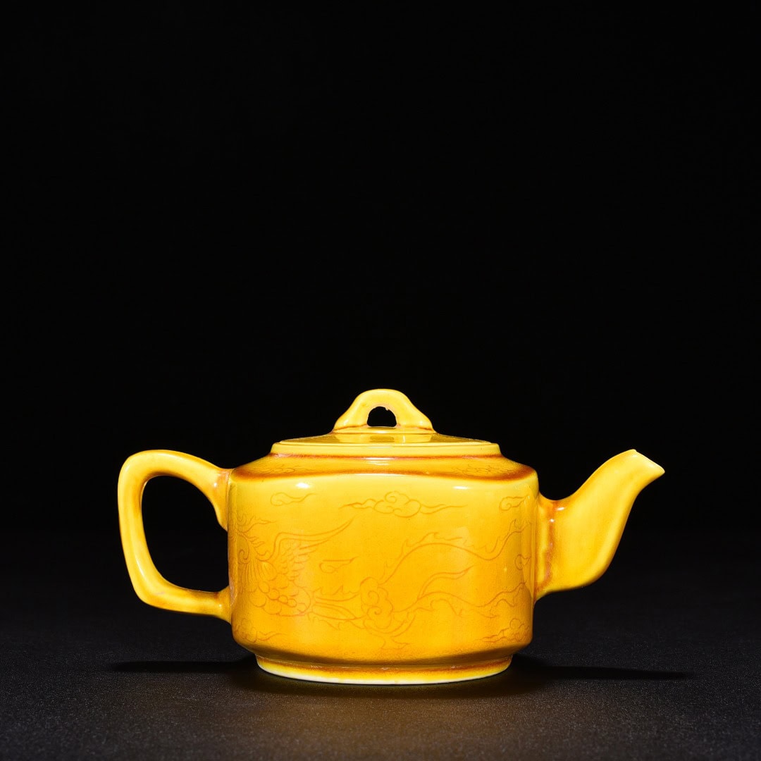Ming Dynasty Hongzhi jiaoyellow glaze square pot