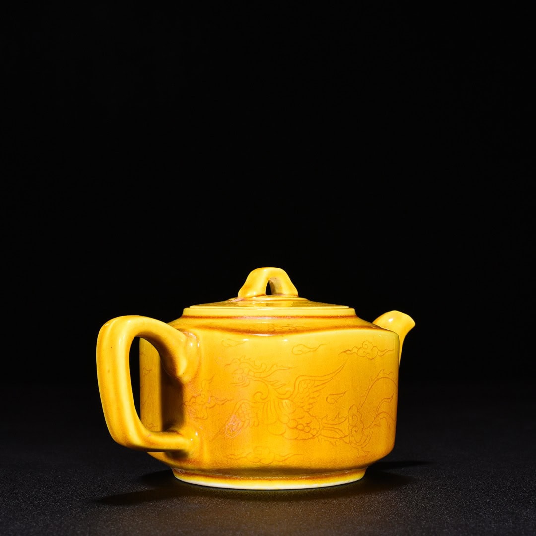 Ming Dynasty Hongzhi jiaoyellow glaze square pot
