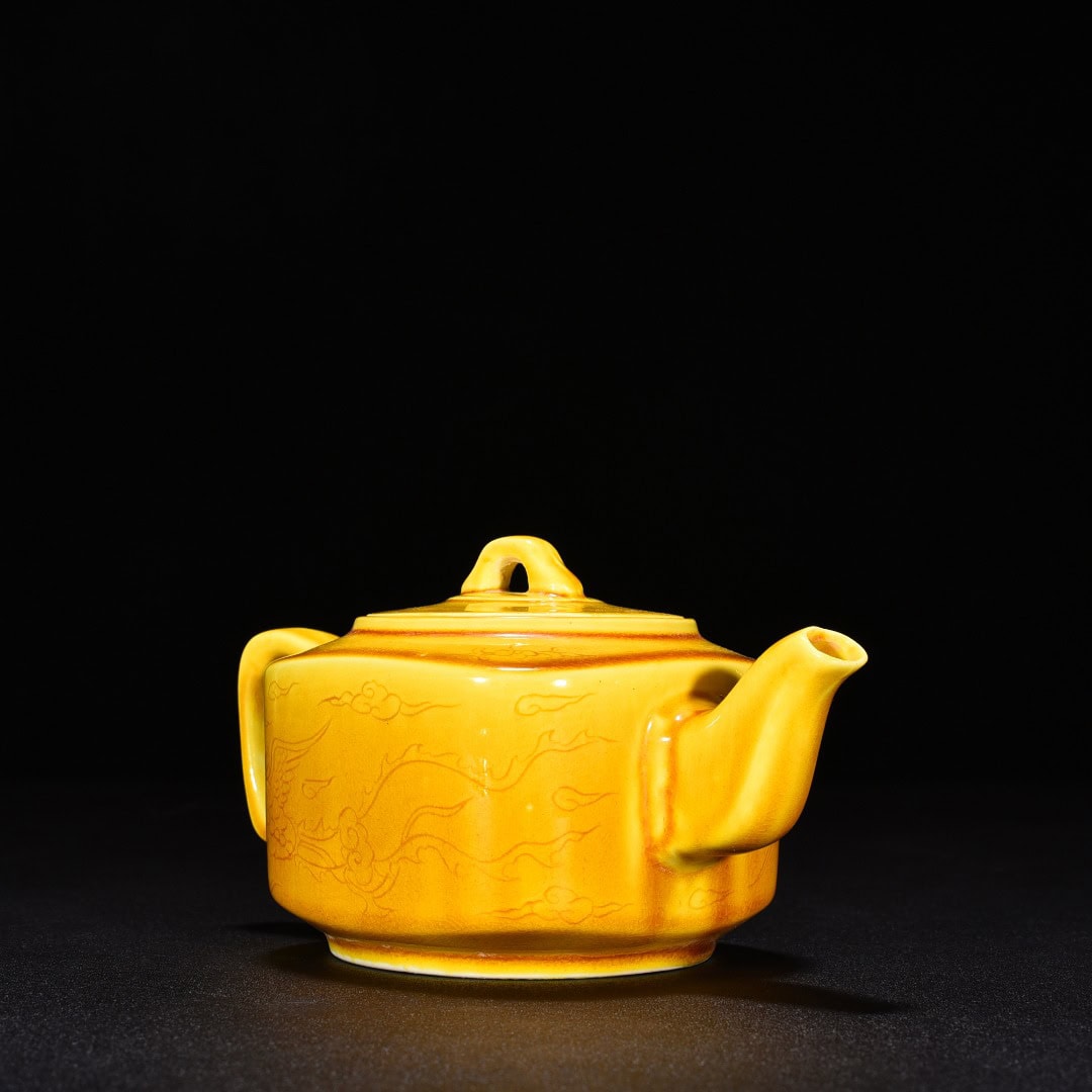 Ming Dynasty Hongzhi jiaoyellow glaze square pot