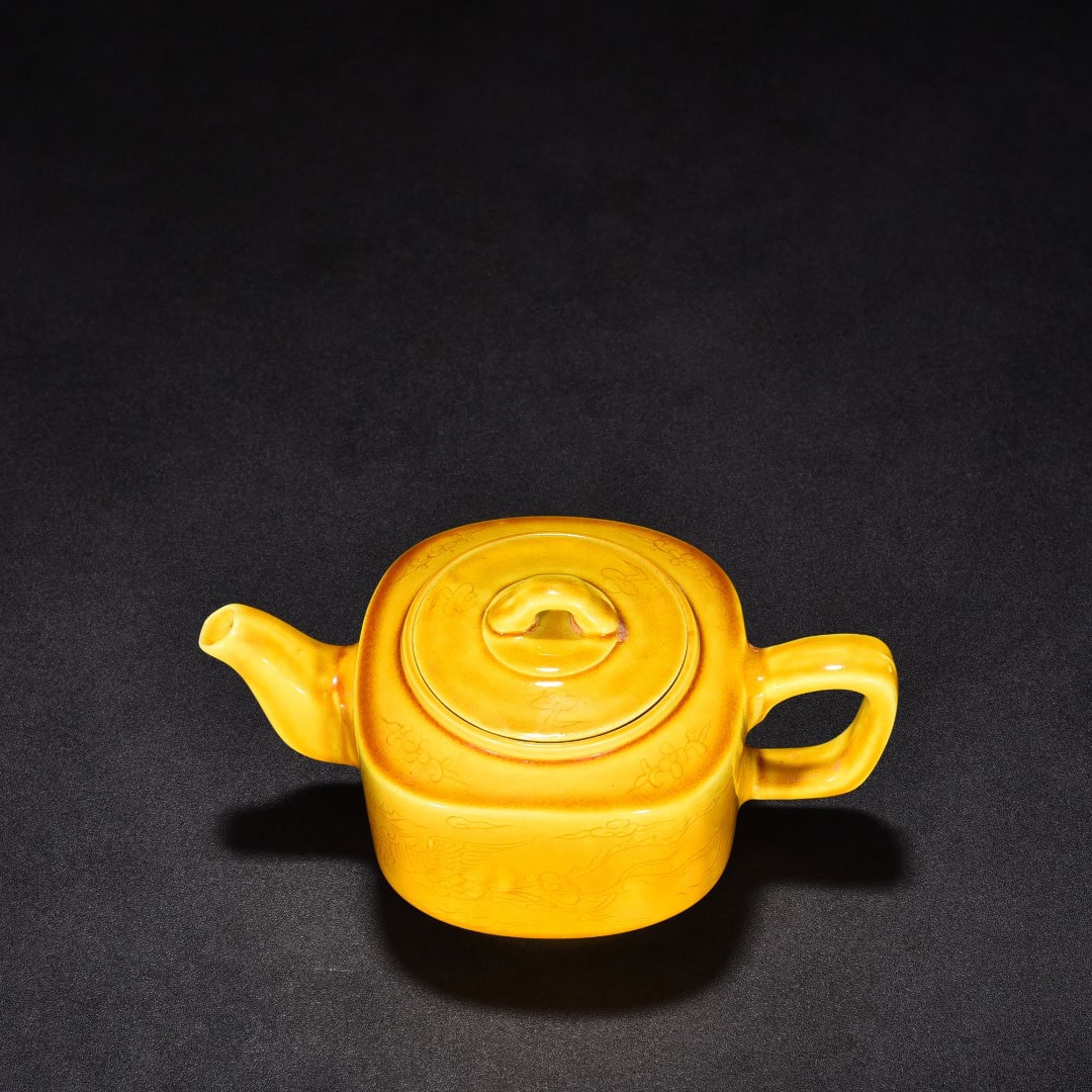 Ming Dynasty Hongzhi jiaoyellow glaze square pot