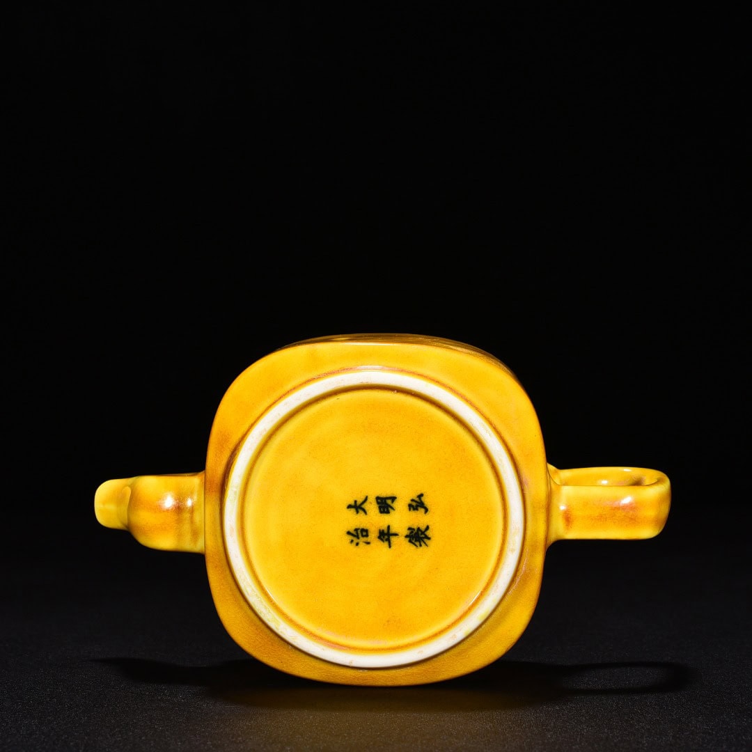 Ming Dynasty Hongzhi jiaoyellow glaze square pot