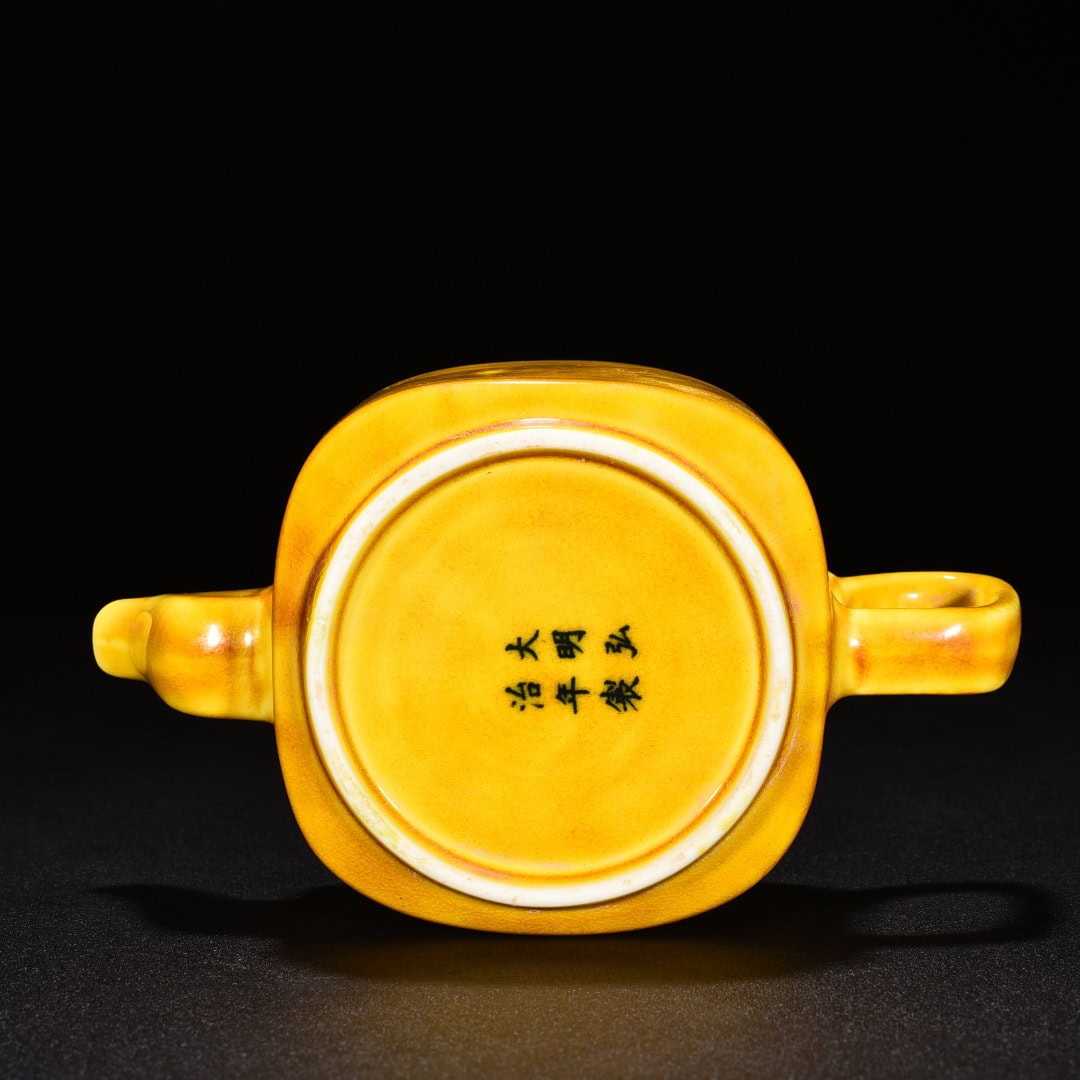 Ming Dynasty Hongzhi jiaoyellow glaze square pot