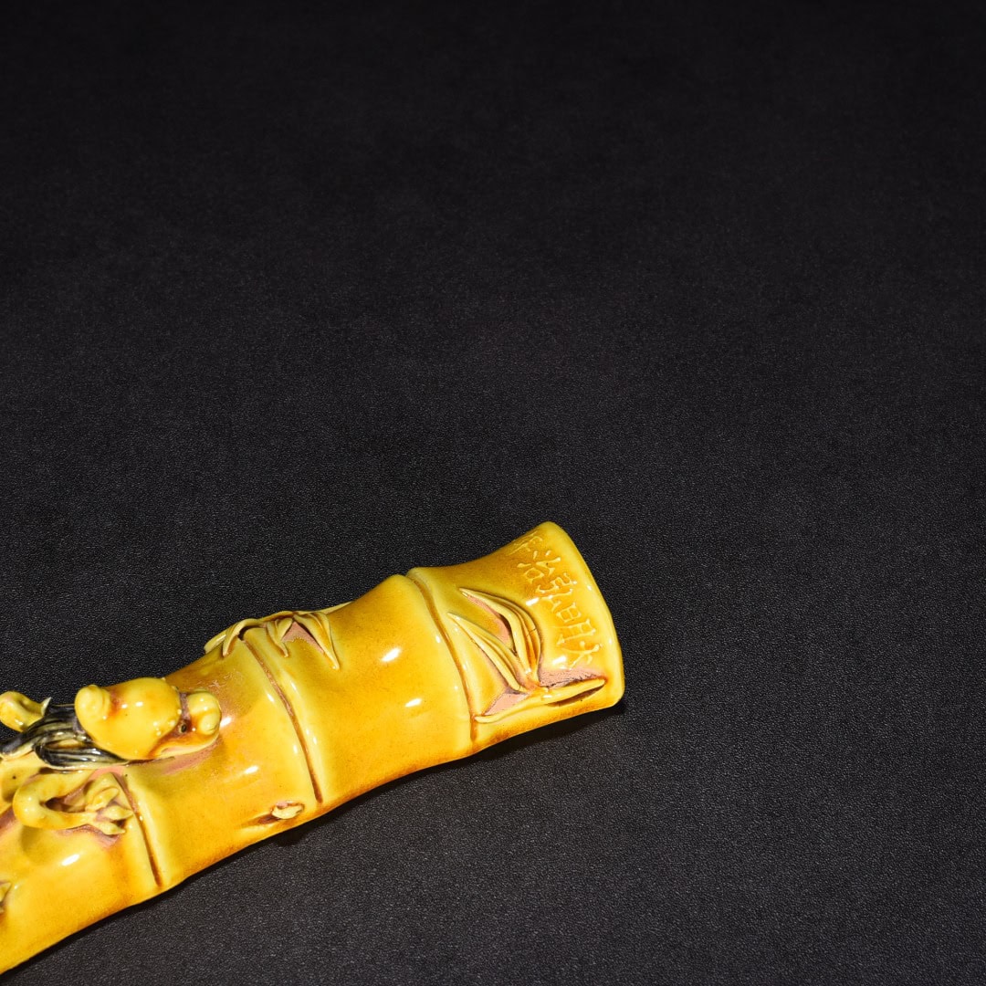 Ming Dynasty Hongzhi jiaoyellow glaze bamboo paperweight