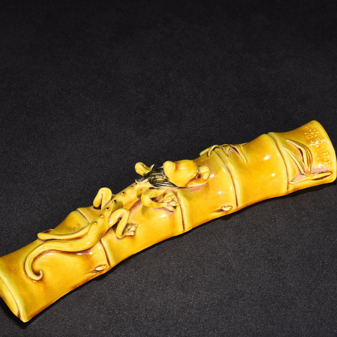 Ming Dynasty Hongzhi jiaoyellow glaze bamboo paperweight