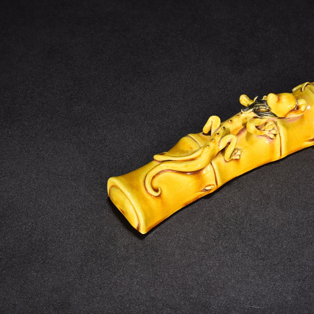 Ming Dynasty Hongzhi jiaoyellow glaze bamboo paperweight