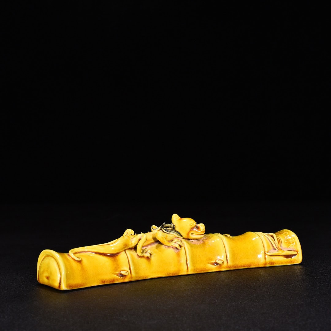 Ming Dynasty Hongzhi jiaoyellow glaze bamboo paperweight