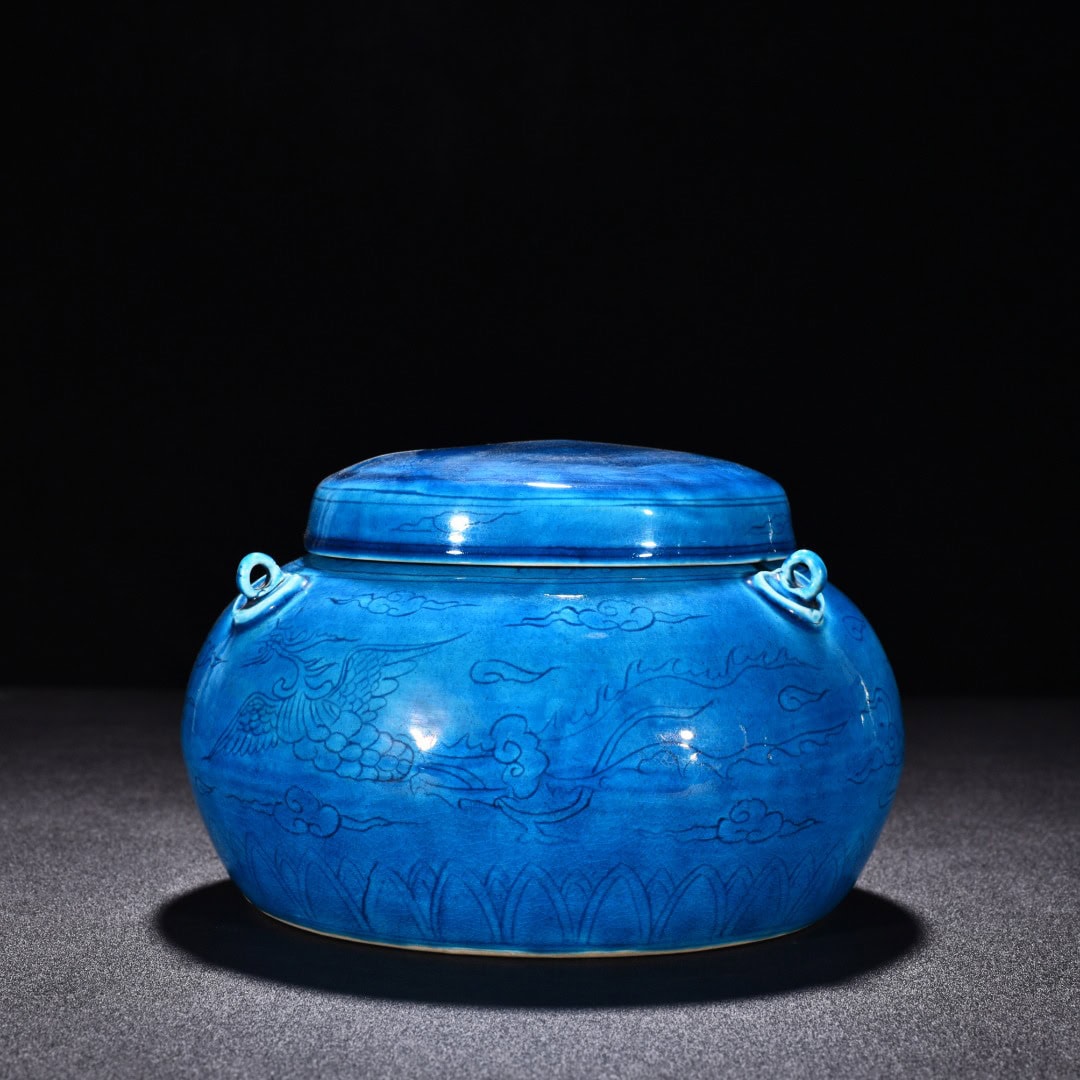 Ming Dynasty Hongzhi peacock blue glaze cover jar