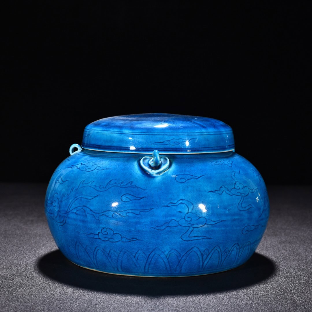 Ming Dynasty Hongzhi peacock blue glaze cover jar