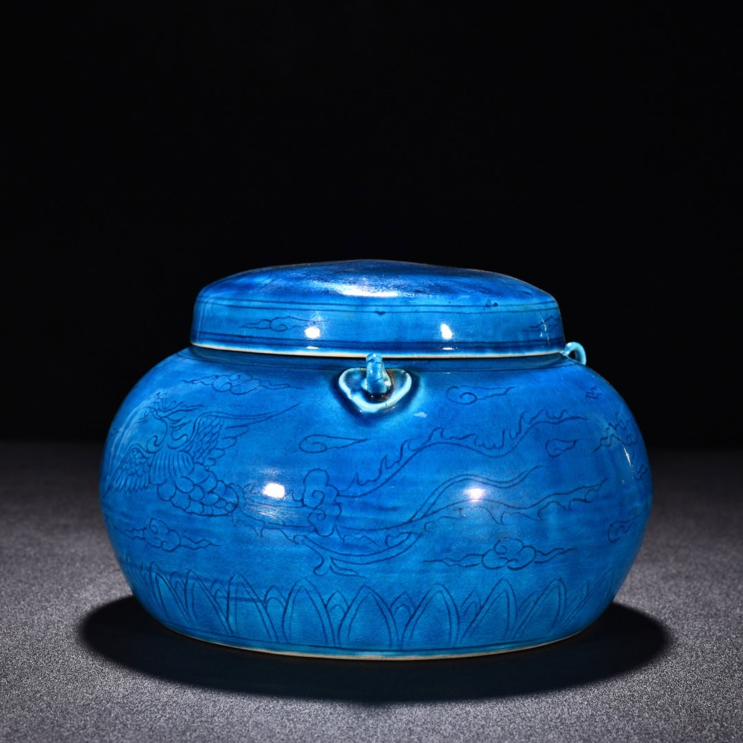 Ming Dynasty Hongzhi peacock blue glaze cover jar