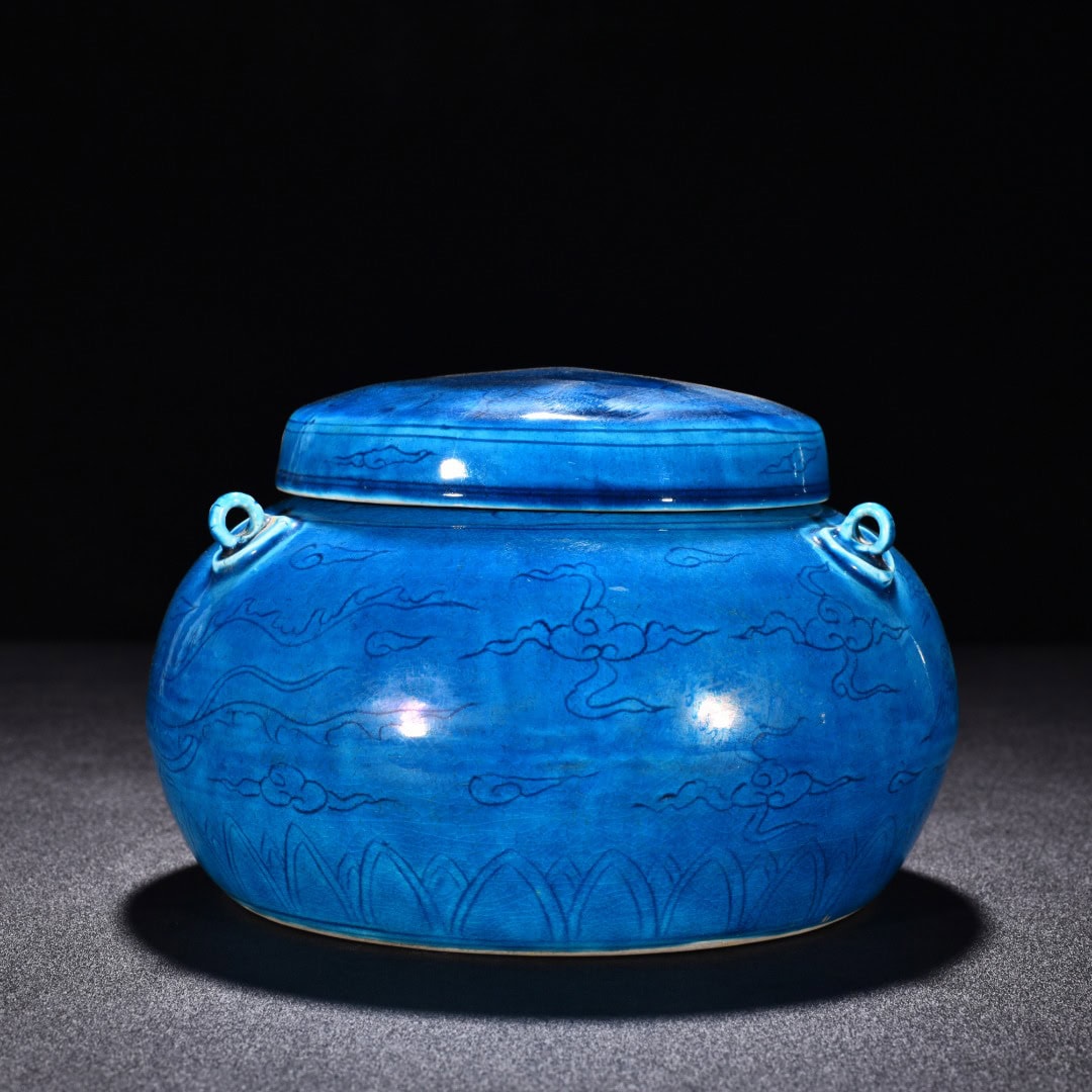 Ming Dynasty Hongzhi peacock blue glaze cover jar