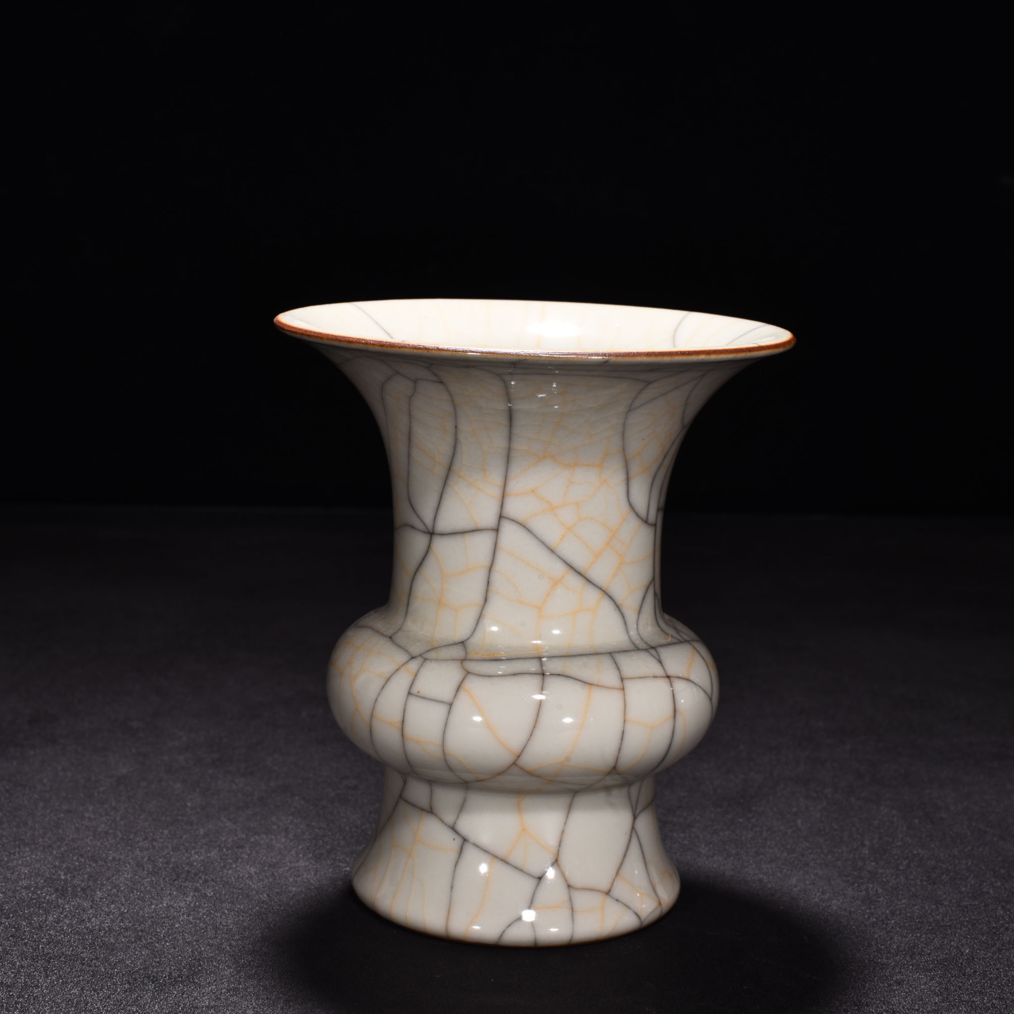 Ming Dynasty Chenghua Ge Kiln sustenance vase