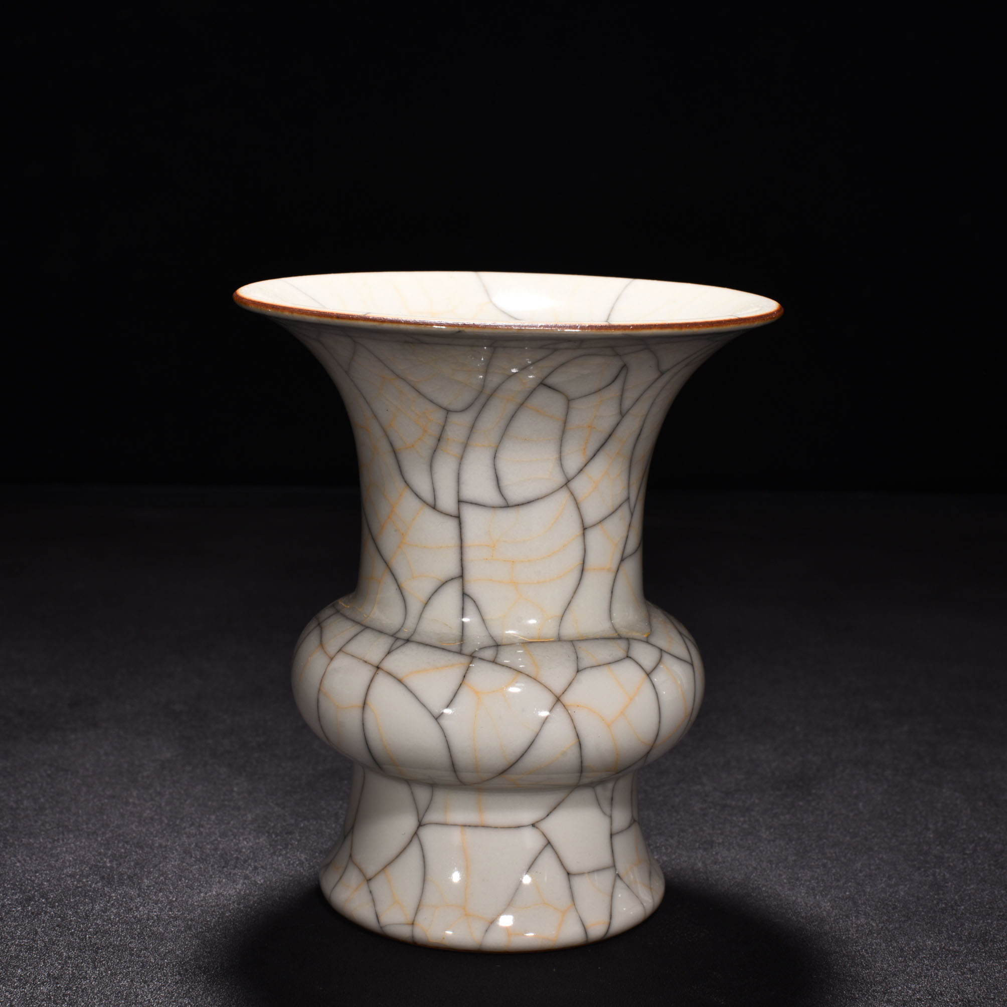 Ming Dynasty Chenghua Ge Kiln sustenance vase