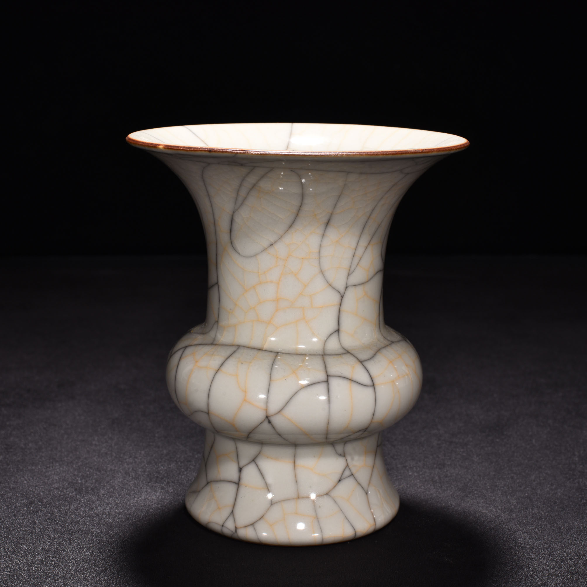 Ming Dynasty Chenghua Ge Kiln sustenance vase