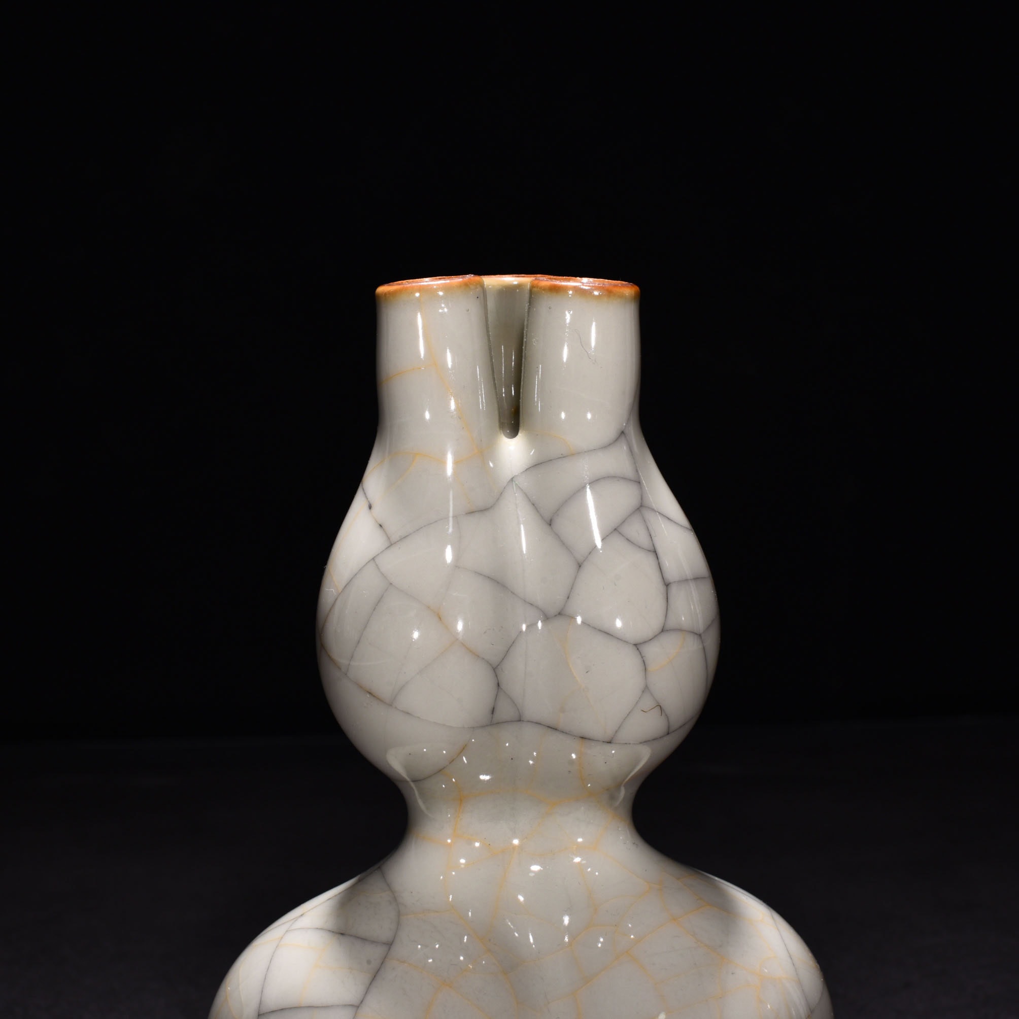 Ming Dynasty Chenghua sustenance Ge Kiln gourd bottle