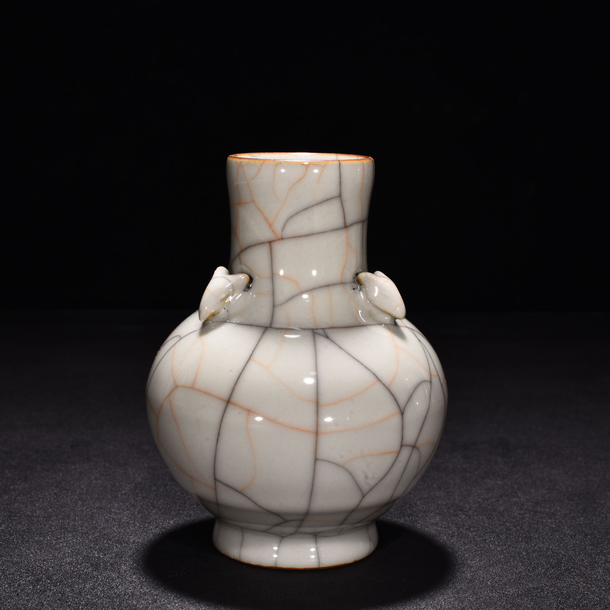Ming Dynasty Chenghua sustenance Ge Kiln three goat vase