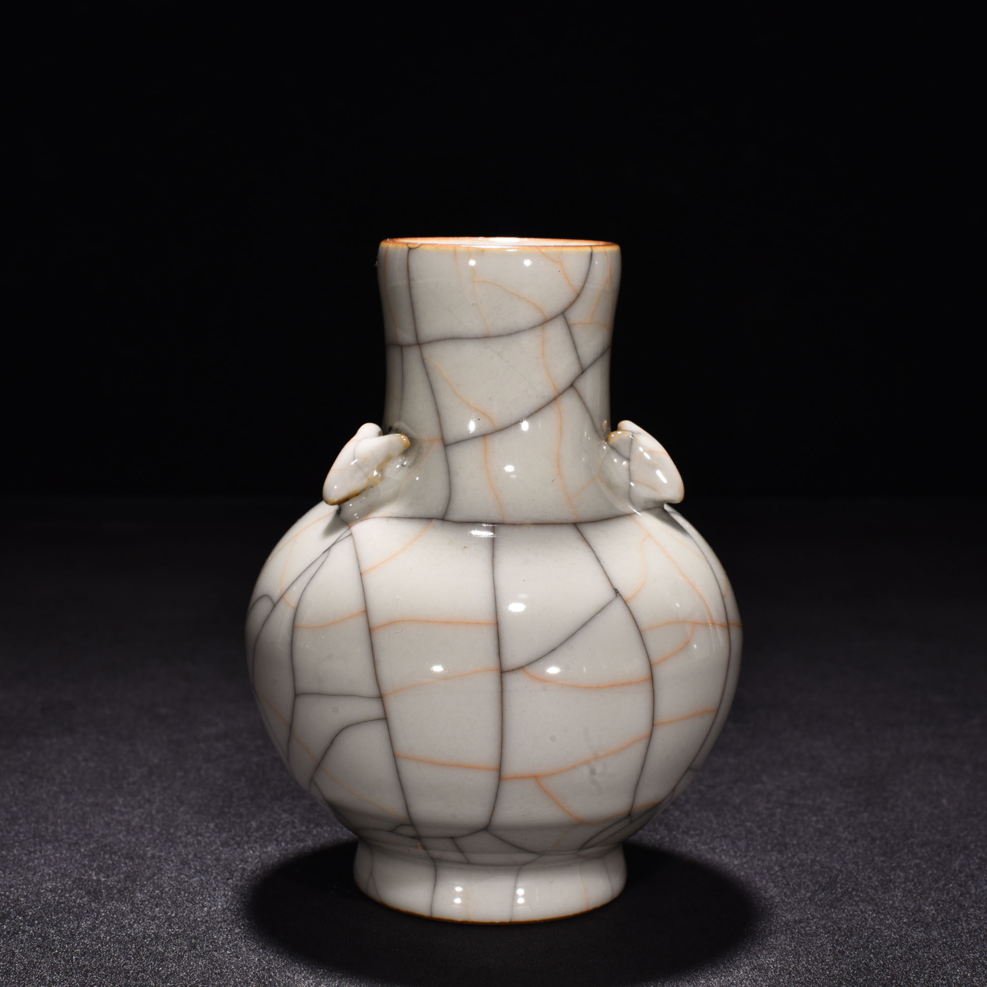 Ming Dynasty Chenghua sustenance Ge Kiln three goat vase