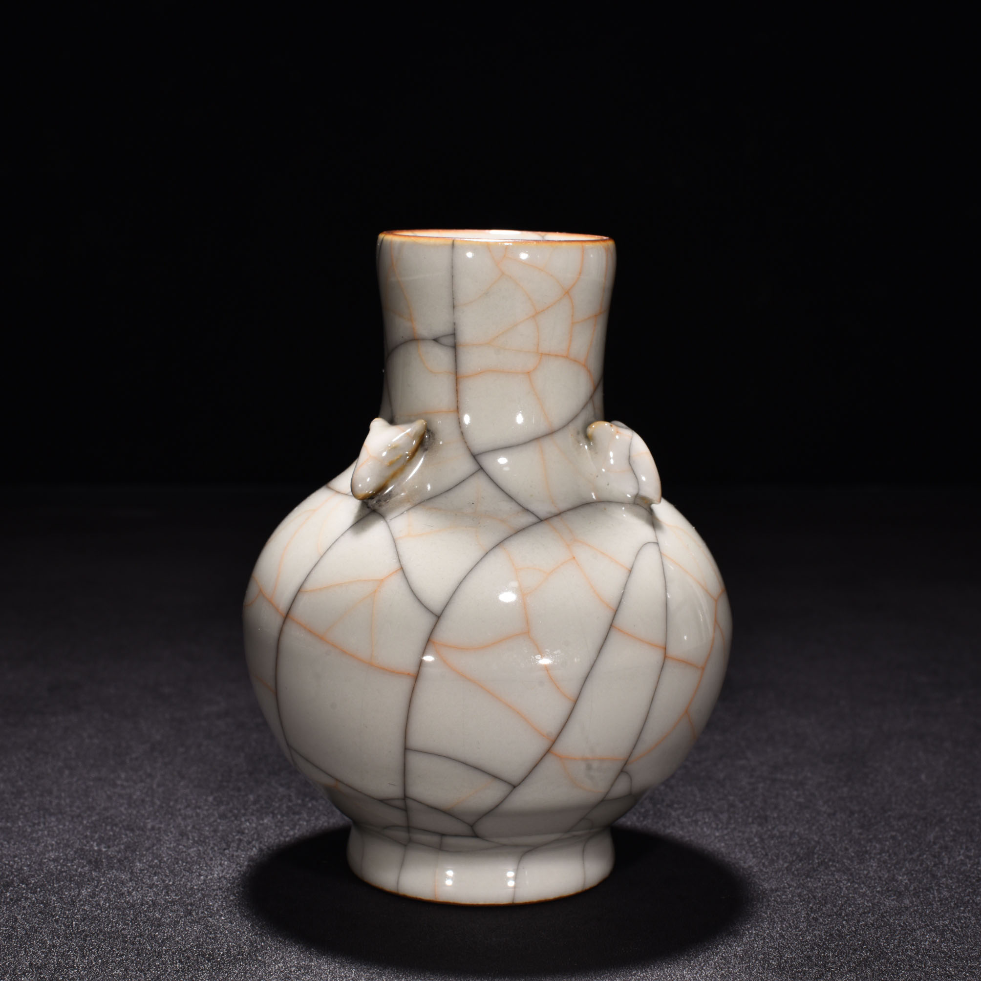 Ming Dynasty Chenghua sustenance Ge Kiln three goat vase
