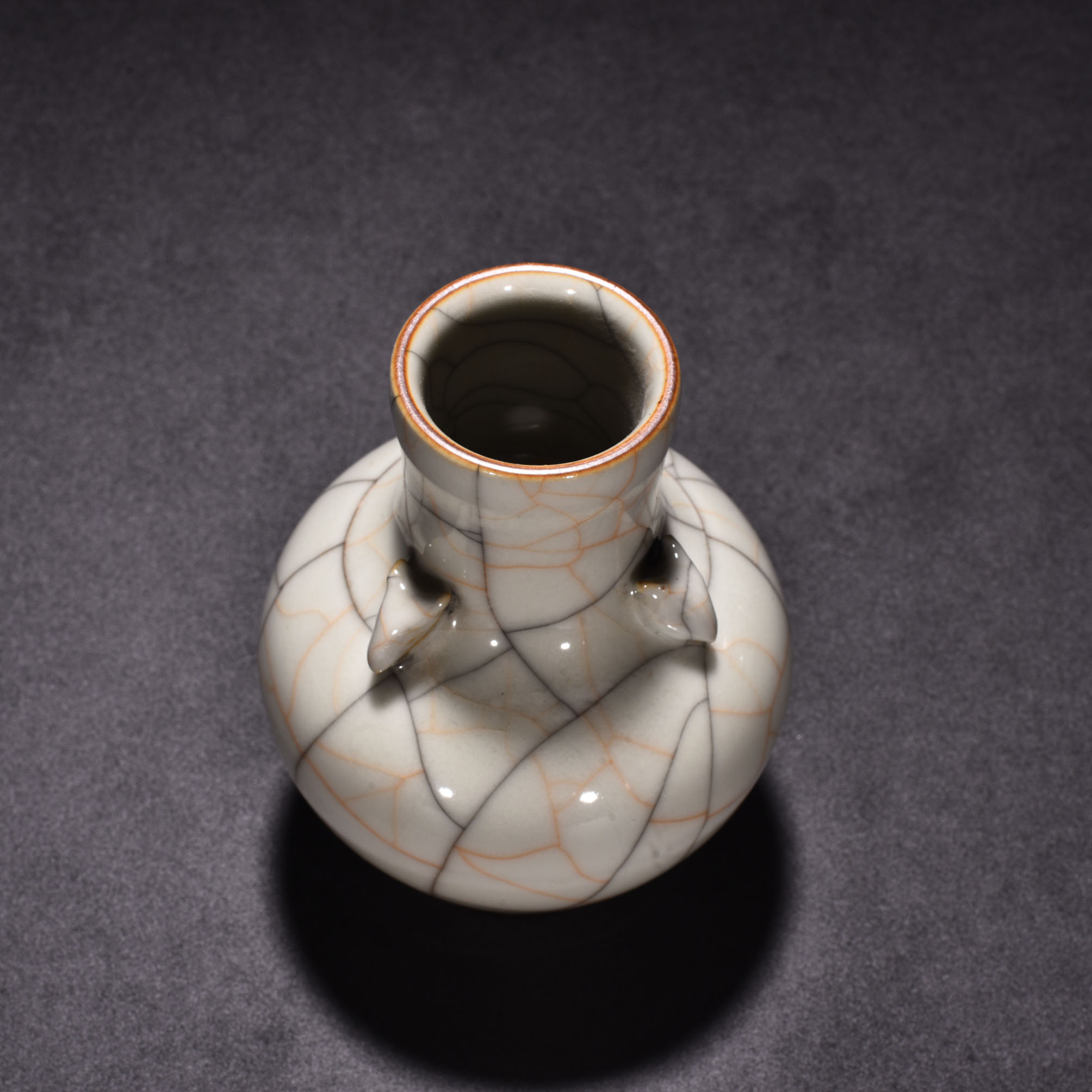 Ming Dynasty Chenghua sustenance Ge Kiln three goat vase