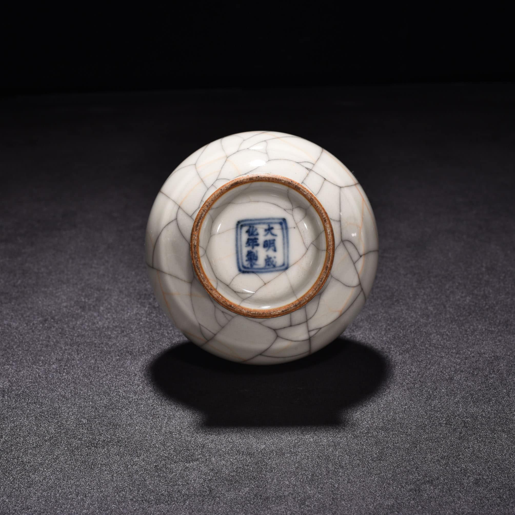 Ming Dynasty Chenghua sustenance Ge Kiln three goat vase