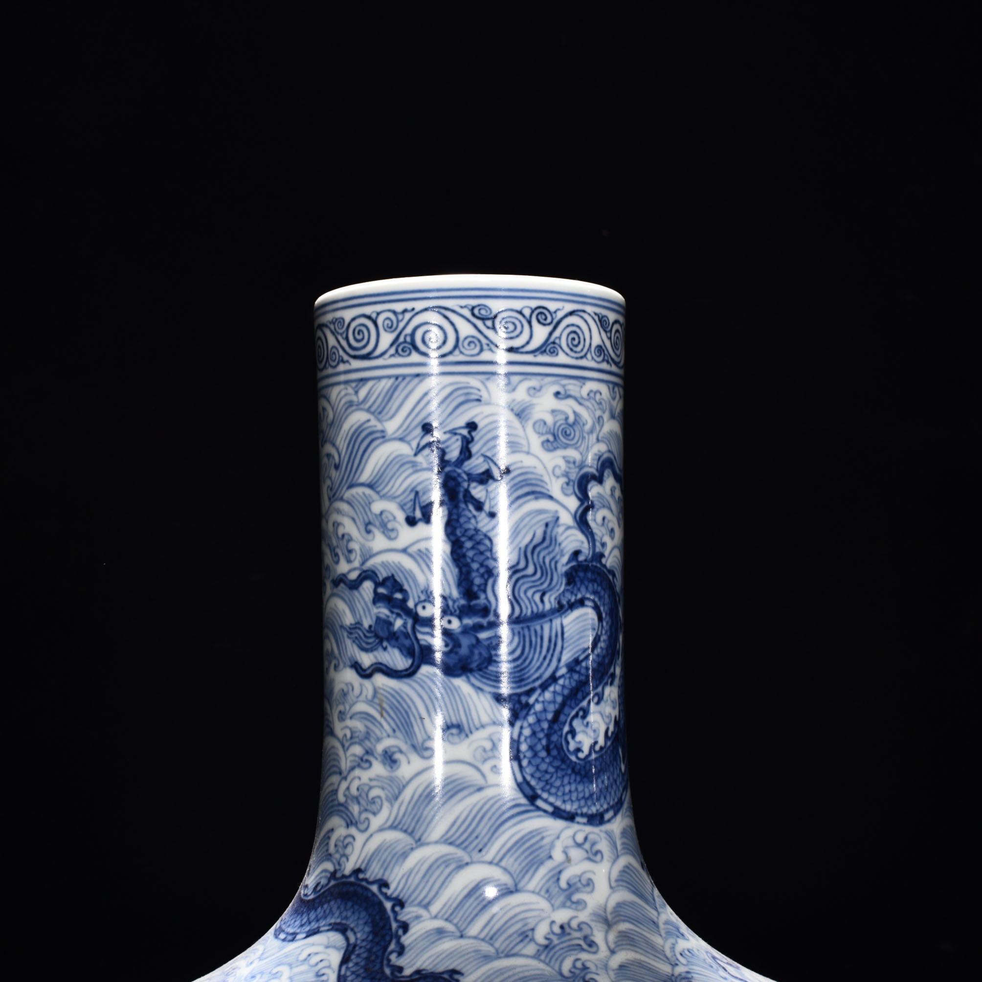 Ming Dynasty Chenghua seawater celestial sphere bottle