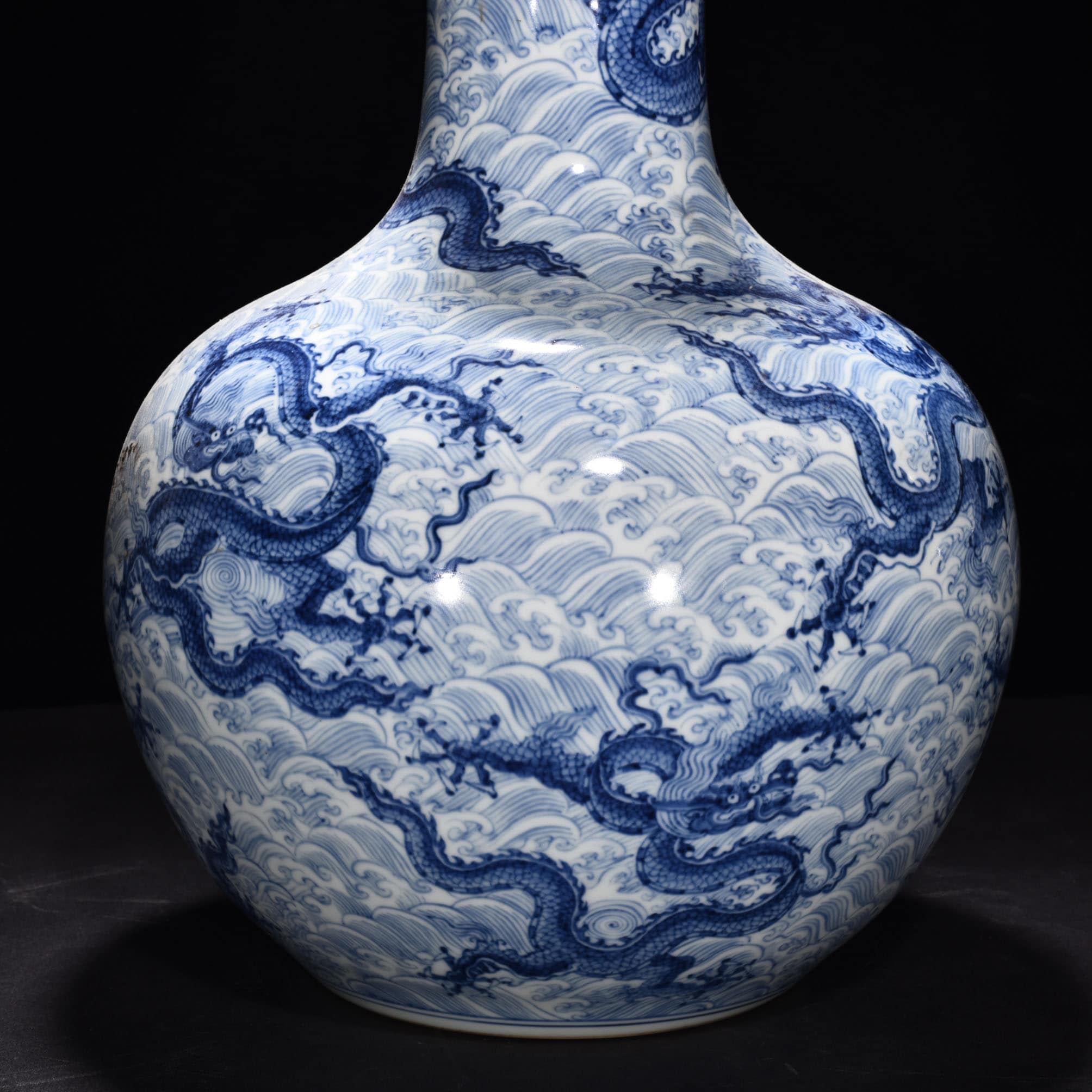 Ming Dynasty Chenghua seawater celestial sphere bottle