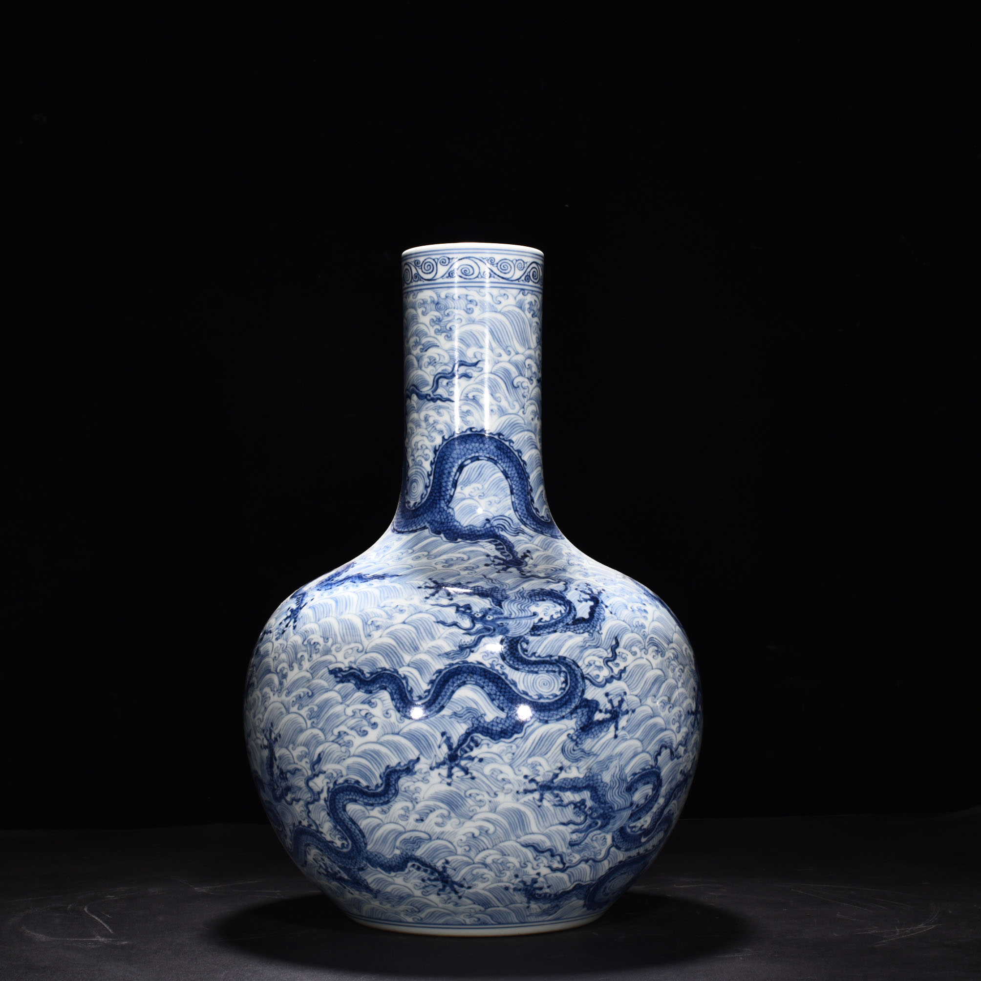 Ming Dynasty Chenghua seawater celestial sphere bottle