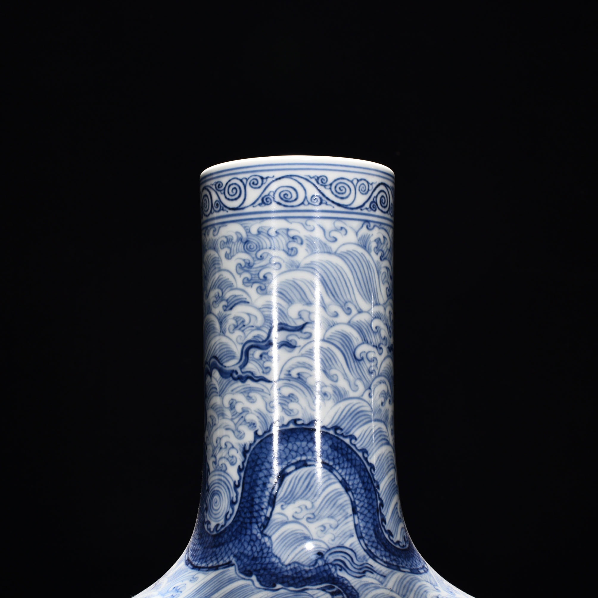 Ming Dynasty Chenghua seawater celestial sphere bottle
